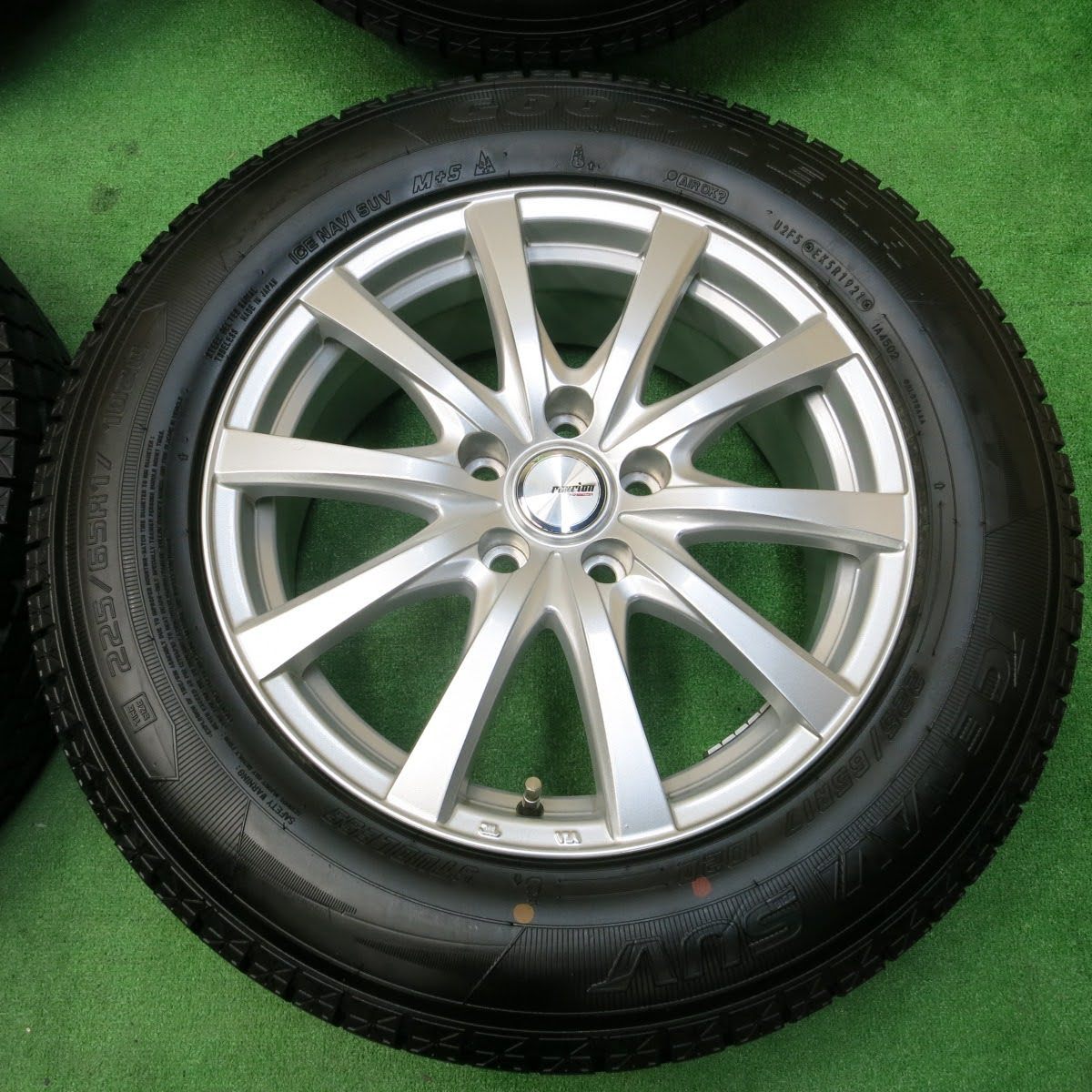 [送料無料] 超バリ溝！21年！キレイ！ほぼ10分★スタッドレス 225/65R17 グッドイヤーアイスナビSUV ravrion PCD114.3/5H★3112908イス