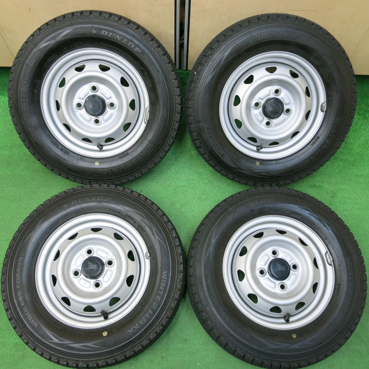*送料無料*バリ溝！22年！キレイ！9.5分★スタッドレス 145R12 6PR ダンロップ ウインターマックス SV01 スチール ホイール 12インチ PCD100/4H★4010410イス