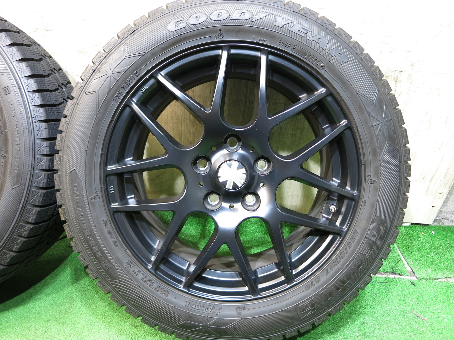 [送料無料]バリ溝！18年！キレイ！9.5分以上★ミニ 等 225/55R17 スタッドレス グッドイヤー アイスナビ6 社外 アルミ ホイール 17インチ PCD120/5H★2101802Hス