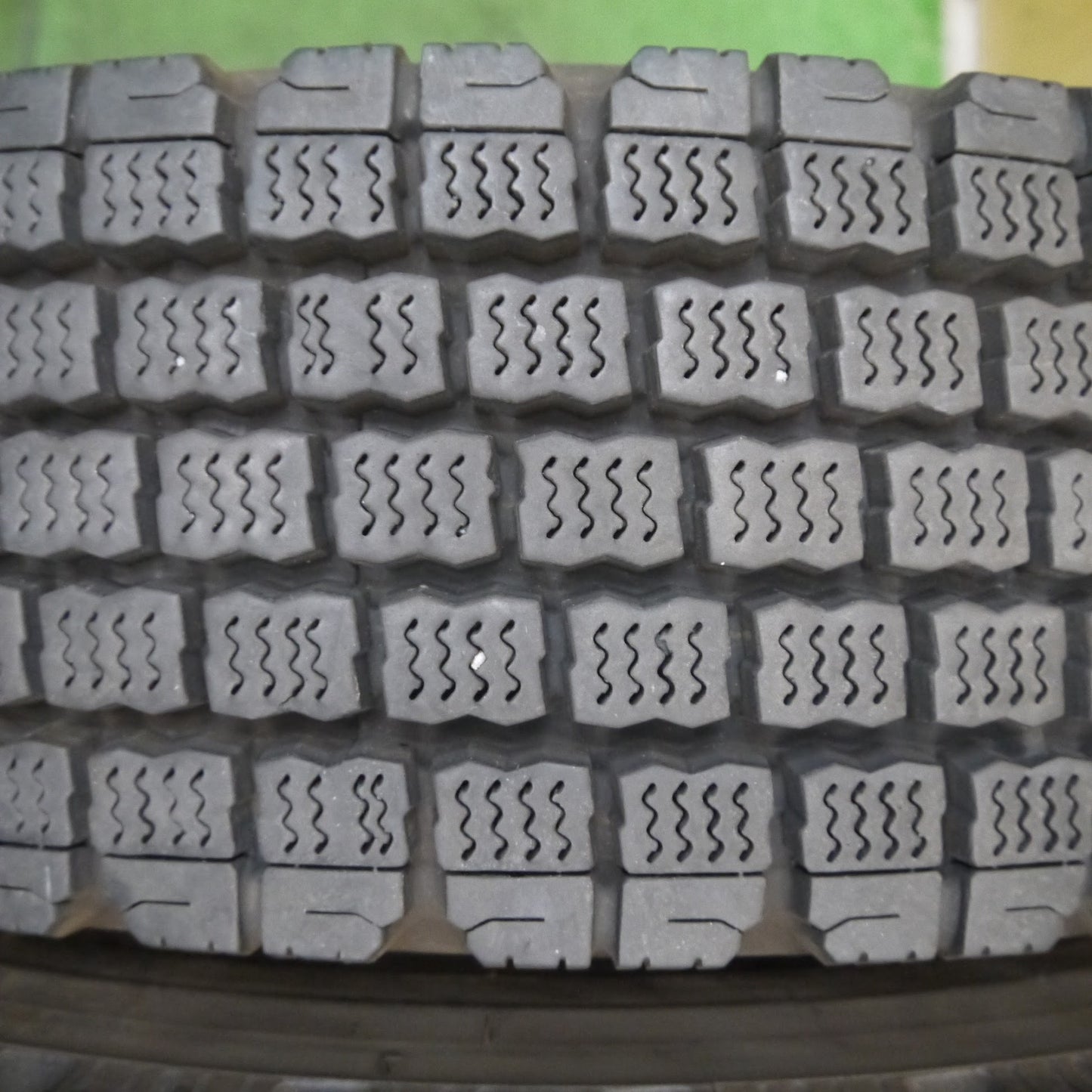 [送料無料]バリ溝！22年！9分★トラック タイヤ 225/80R17.5 123/122L スタッドレス ブリヂストン W910 17.5インチ★3041108クスタ