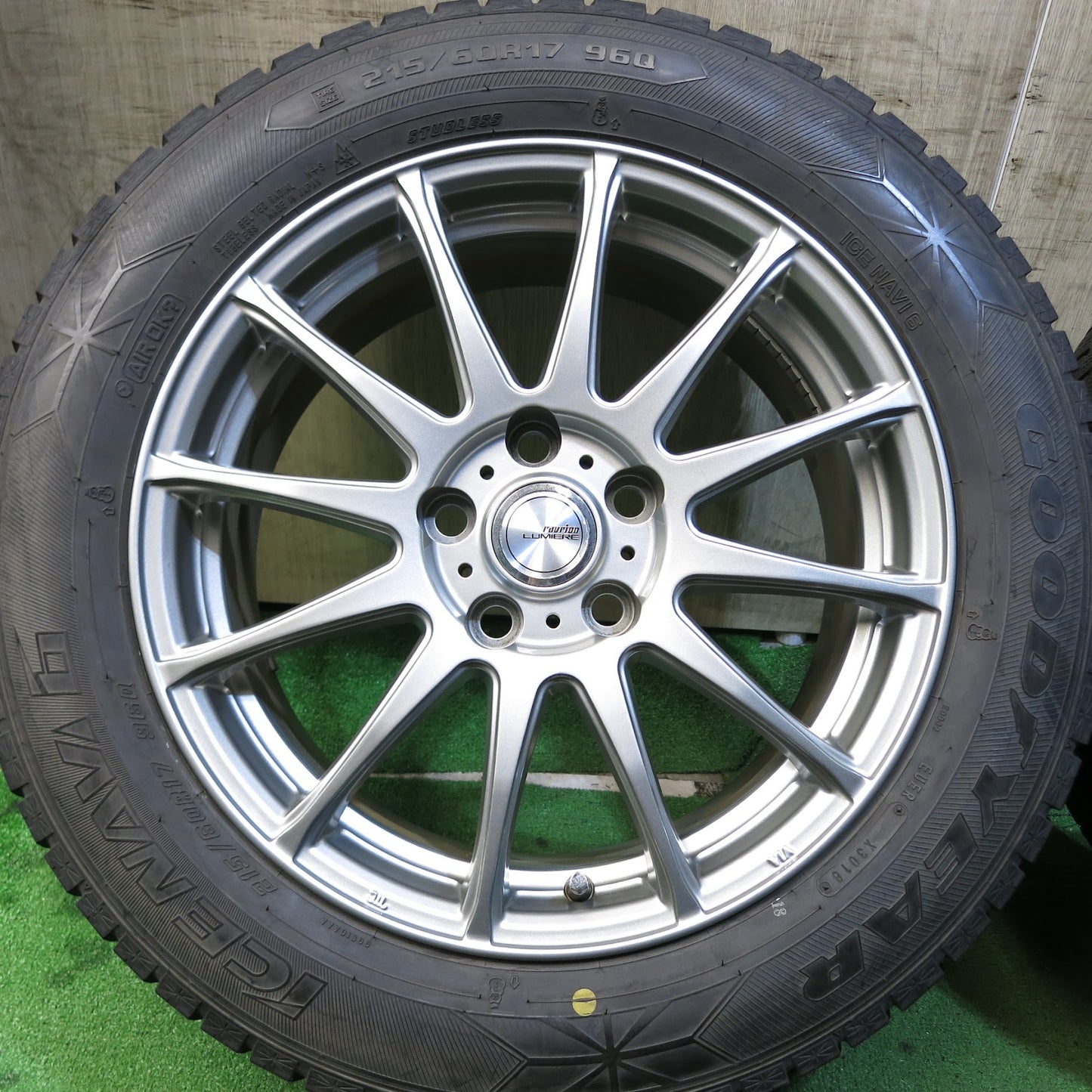 [送料無料]キレイ★スタッドレス 215/60R17 グッドイヤー アイスナビ6 ravrion LUMIERE ラブリオン 17インチ PCD114.3/5H★3061205Hス