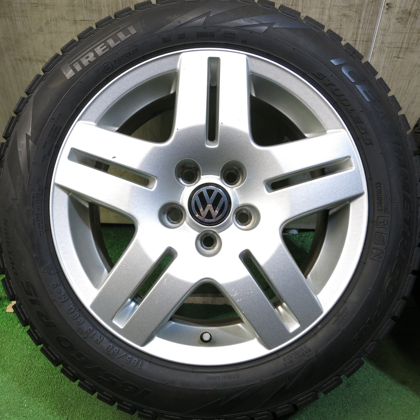 [送料無料]バリ溝！20年！キレイ！9.5分★ワーゲン ポロ 純正 185/60R15 スタッドレス ピレリ アイスアシンメトリコ プラス 15インチ PCD100/5H★3051205Hス