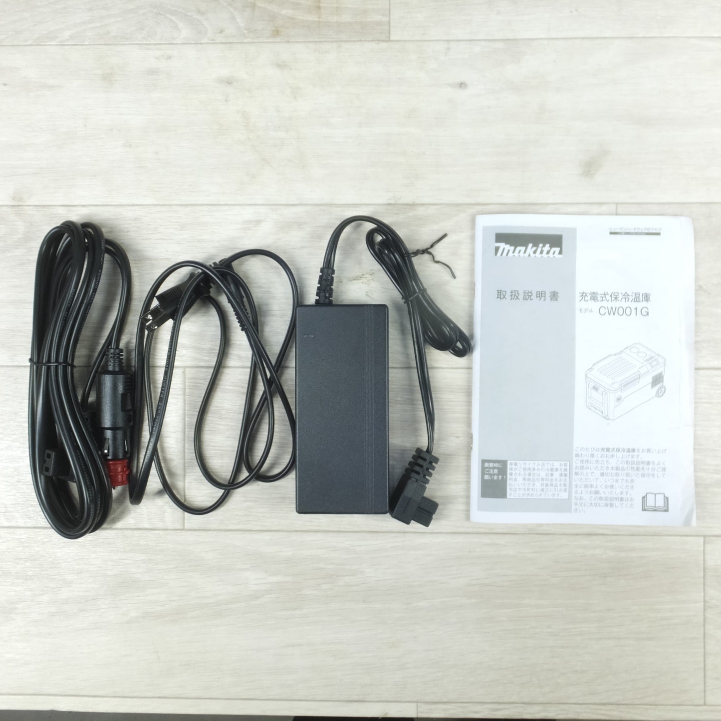 [送料無料] 美品◆makita マキタ 充電式保冷温庫 CW001G 容量20L ACアダプタ付き クーラーボックス◆