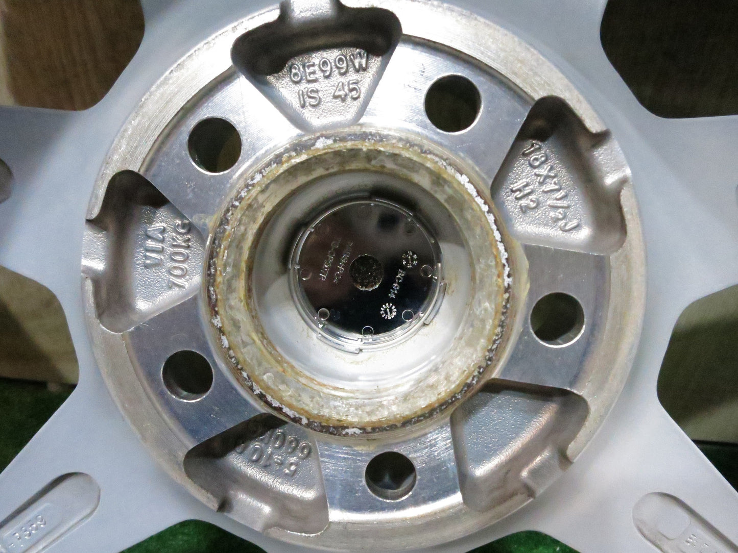 [送料無料]バリ溝！20年！キレイ！9.5分★ボルボ 等 TECMAG 235/55R18 スタッドレス ヨコハマ アイスガード G075 テクマグ 18インチ PCD108/5H★3011310Hス