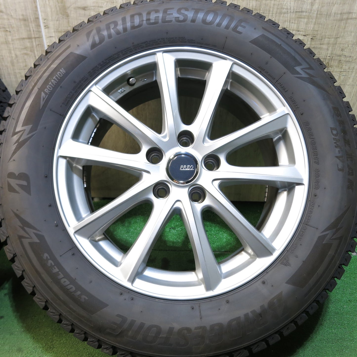 [送料無料]バリ溝！22年！キレイ！9.5分★スタッドレス 225/65R17 ブリヂストン ブリザック DM-V3 PREO プレオ 17インチ PCD114.3/5H★3052602Hス