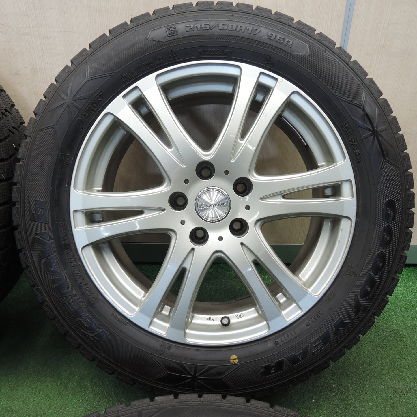 *送料無料* 超バリ溝！キレイ！9.5分以上★スタッドレス 215/60R17 グッドイヤー アイスナビ6 Exceeder エクシーダー 17インチ PCD114.3/5H★4030603TNス