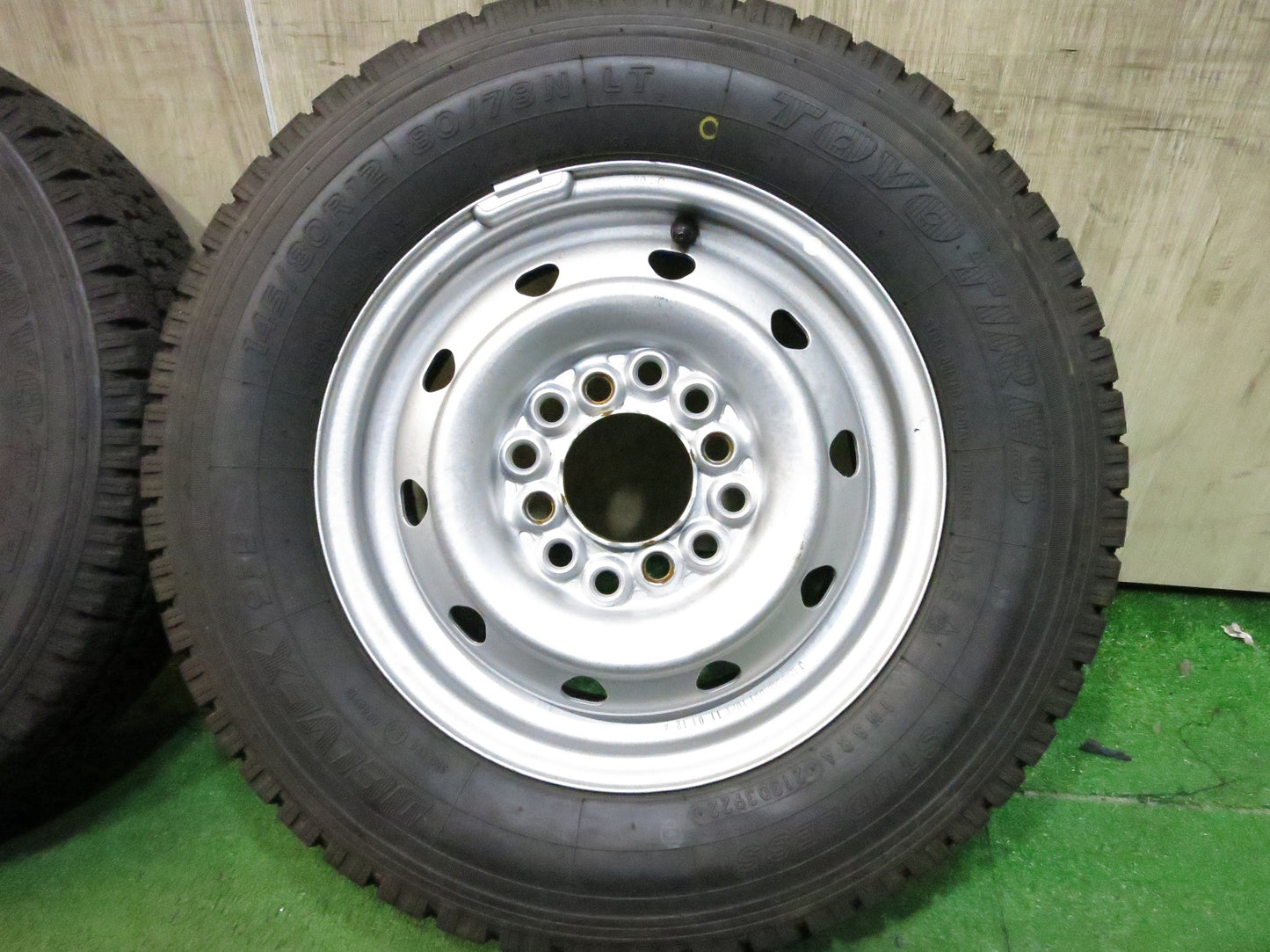 [送料無料]バリ溝！22年！ほぼ10分★スタッドレス 145/80R12 80/78N トーヨー デルベックス 935 スチール ホイール PCD100 110 114.3/4H マルチ★3022203Hス