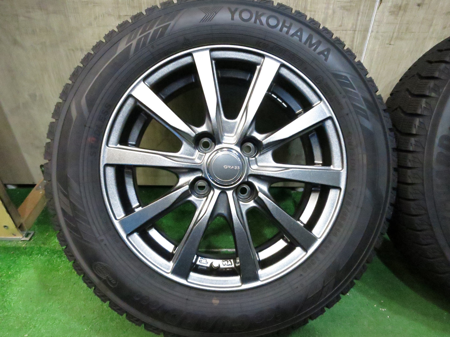 [送料無料]バリ溝！21年！キレイ！ほぼ10分★スタッドレス 175/65R14 ヨコハマ アイスガード iG60 GRASS グラス 14インチ PCD100/4H★3011106Hス