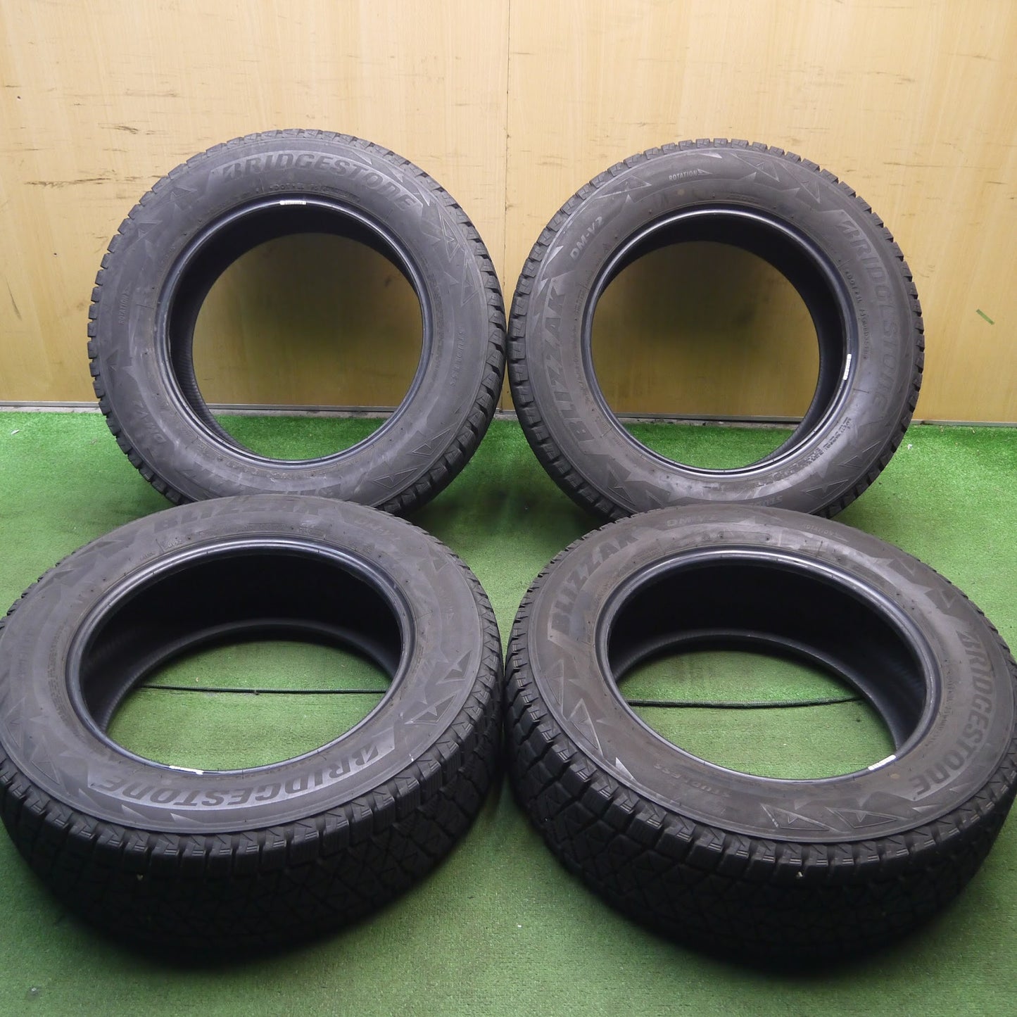 [送料無料]バリ溝！8.5分★スタッドレス 225/65R17 ブリヂストン ブリザック DM-V2 タイヤ 17インチ エクストレイル ハリアー ヴァンガード RAV4 等★3072406Hスタ