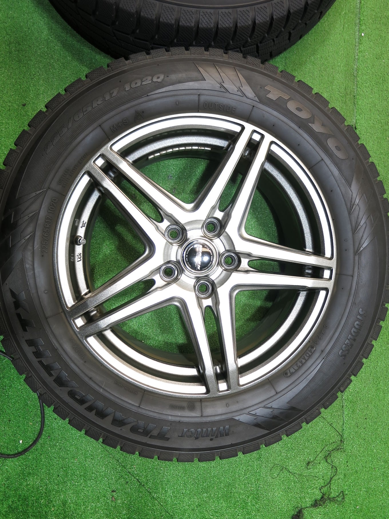 [送料無料]バリ溝！キレイ！9.5分★スタッドレス 225/65R17 トーヨー ウインター トランパス TX WAREN HOT STUFF ヴァーレン 17インチ PCD114.3/5H★2092310Hス