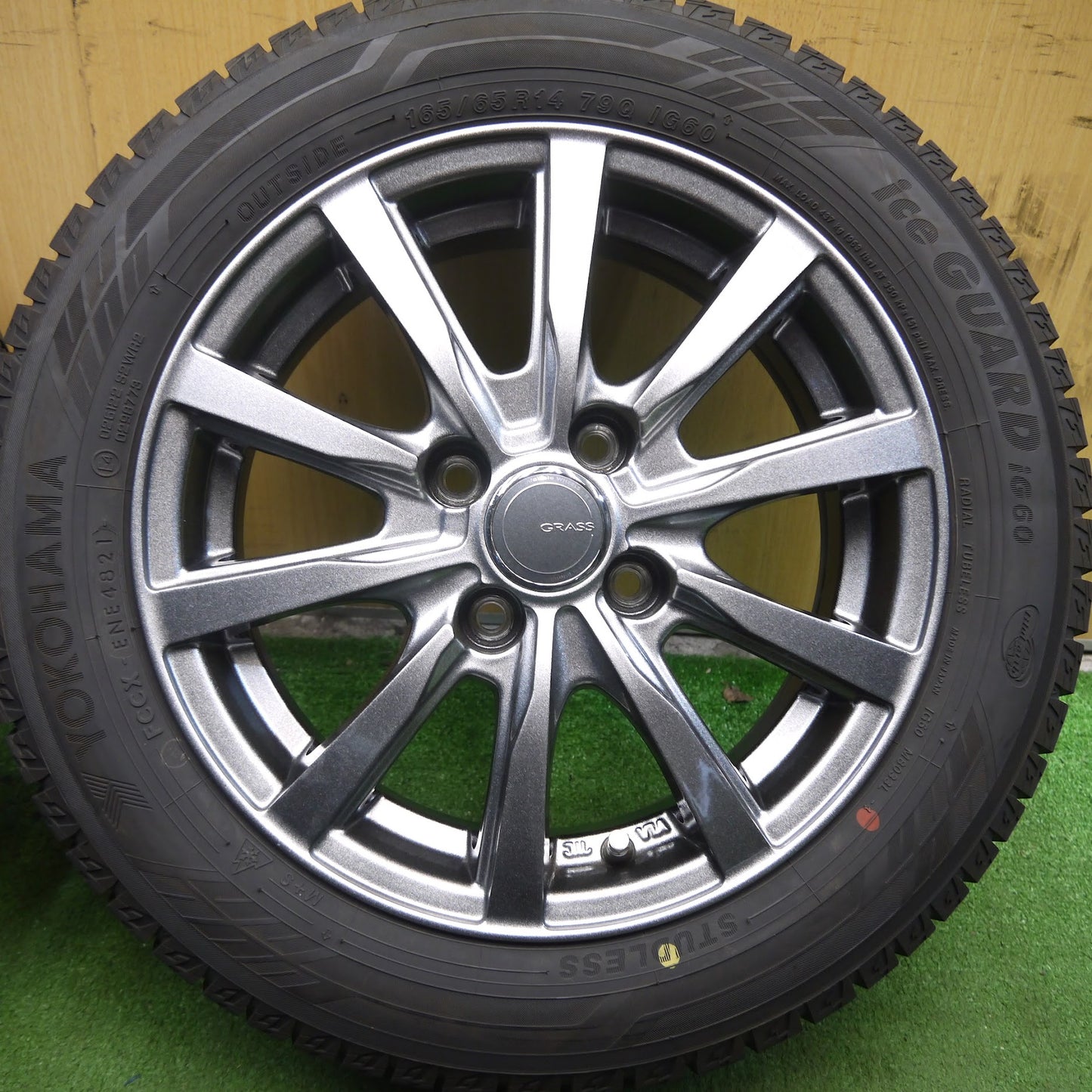[送料無料]バリ溝！21年！キレイ！9.5分以上★スタッドレス 165/65R14 ヨコハマ アイスガード iG60 GRASS グラス 14インチ PCD100/4H★3062608Hス