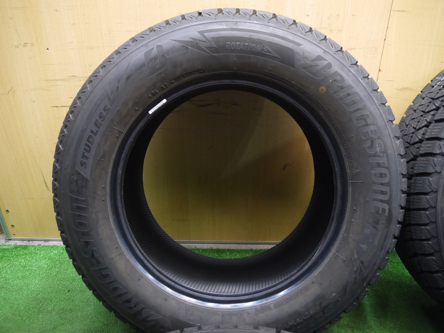 [送料無料]バリ溝！19年！9.5分★スタッドレス 265/60R18 ブリヂストン ブリザック DM-V3 タイヤ 18インチ ランクル プラド パジェロ 等★3020605クスタ