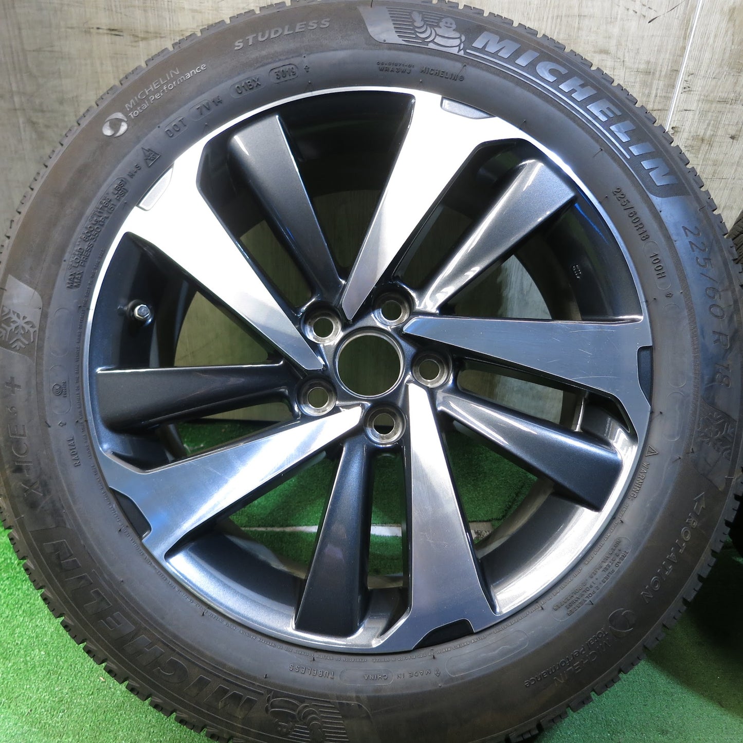 [送料無料]バリ溝！19年！キレイ★センサー付き レクサス 10系 NX バージョンL 純正 225/60R18 スタッドレス ミシュラン X-ICE3+ 18インチ★3051005Hス