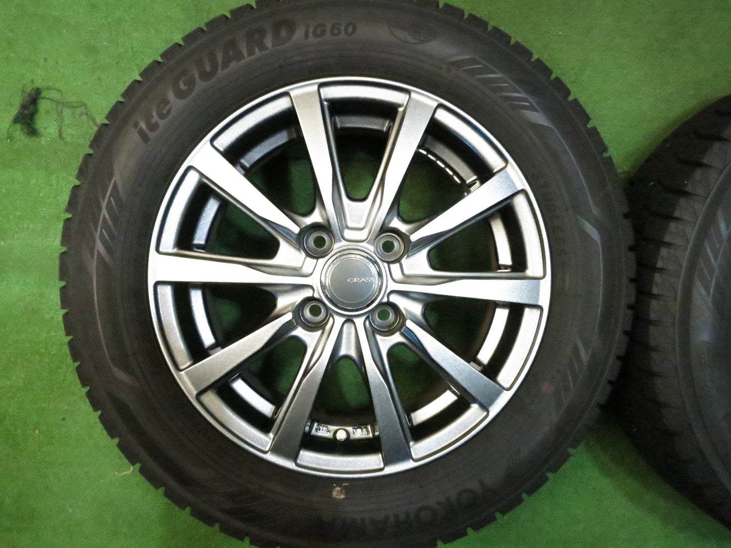 [送料無料]バリ溝！21年！キレイ！ほぼ10分★スタッドレス 175/65R14 ヨコハマ アイスガード iG60 GRASS グラス 14インチ PCD100/4H★3011106Hス