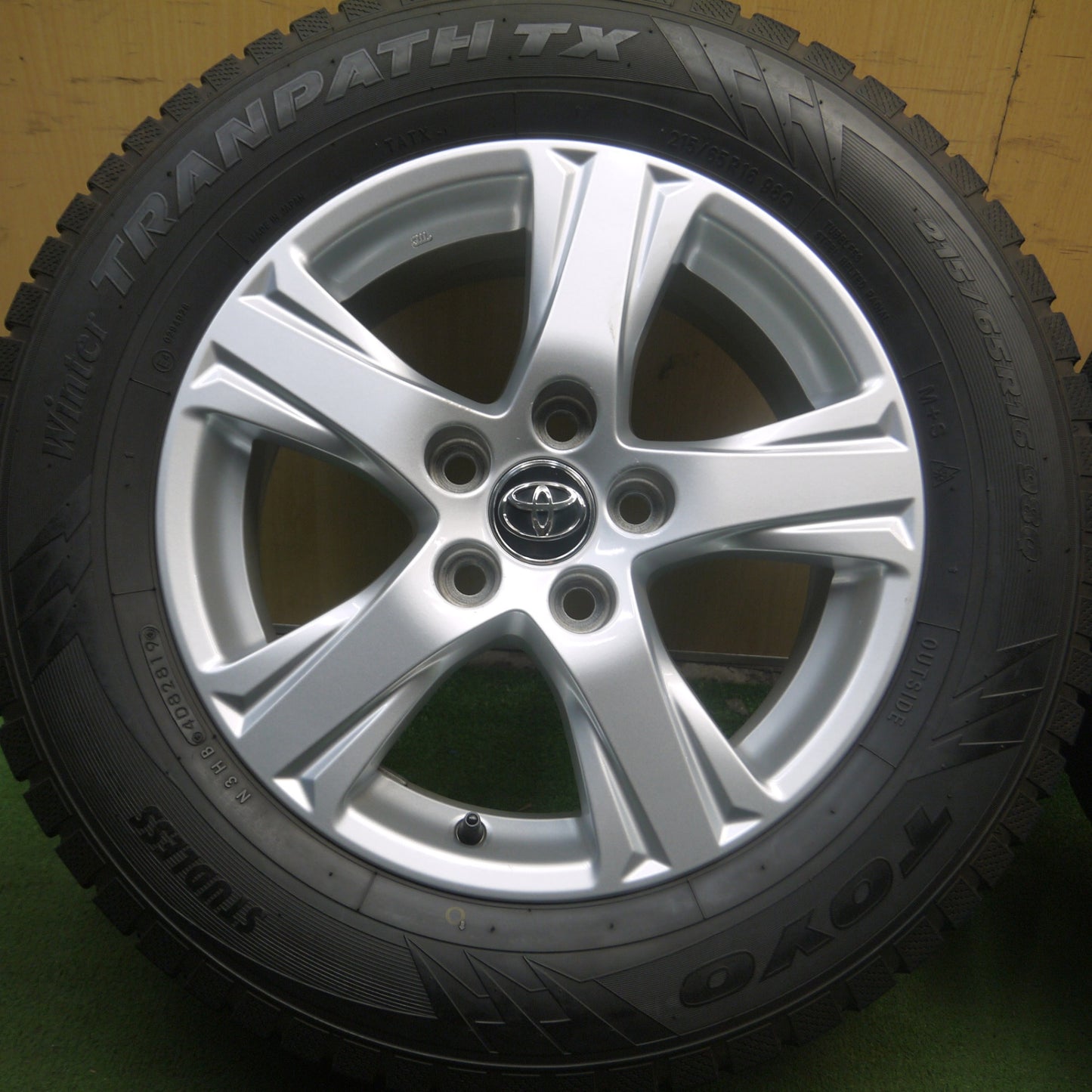 *送料無料* バリ溝！キレイ！9.5分★トヨタ 30系 アルファード 純正 215/65R16 スタッドレス トーヨー ウインター トランパス TX 16インチ PCD114.3/5H★4021906Hス