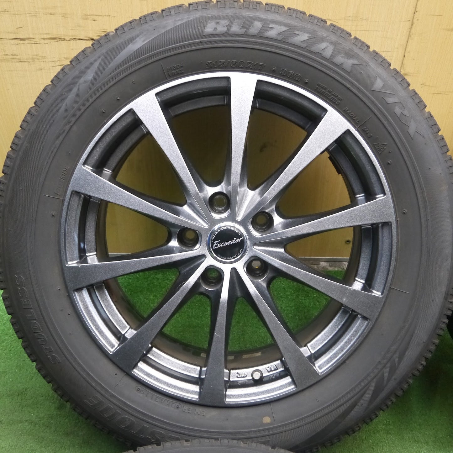 [送料無料]キレイ！19年★スタッドレス 215/60R17 ブリヂストン ブリヂストン VRX Exceeder HOT STUFF エクシーダー 17インチ PCD114.3/5H★3071703クス