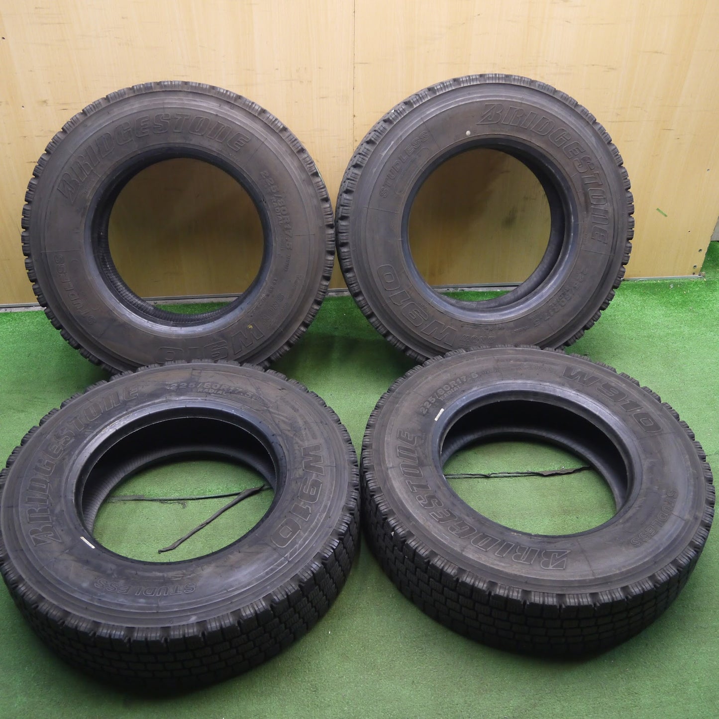 [送料無料]バリ溝！22年！8.5分★トラック タイヤ 225/80R17.5 123/122L スタッドレス ブリヂストン W910 17.5インチ★3040401クスタ