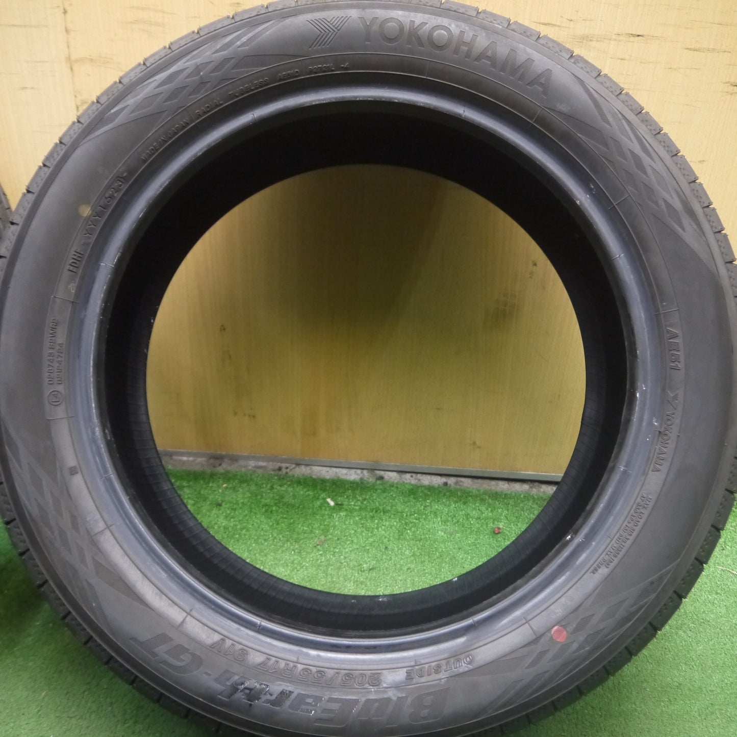 *送料無料* 新車外し！23年★205/55R17 ヨコハマ BluEarth-GT AE51 タイヤ ブルーアース 17インチ ノア ヴォクシー 等★4021909Hノタ