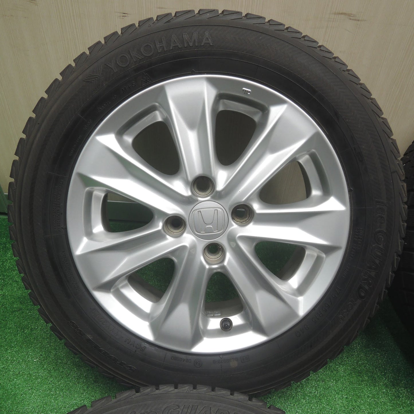 [送料無料]バリ溝！キレイ！9.5分★ホンダ GK/GP系 フィット シャトル 純正 175/65R15 スタッドレス ヨコハマ アイスガードiG30 15インチ PCD100/4H★3072709SYス