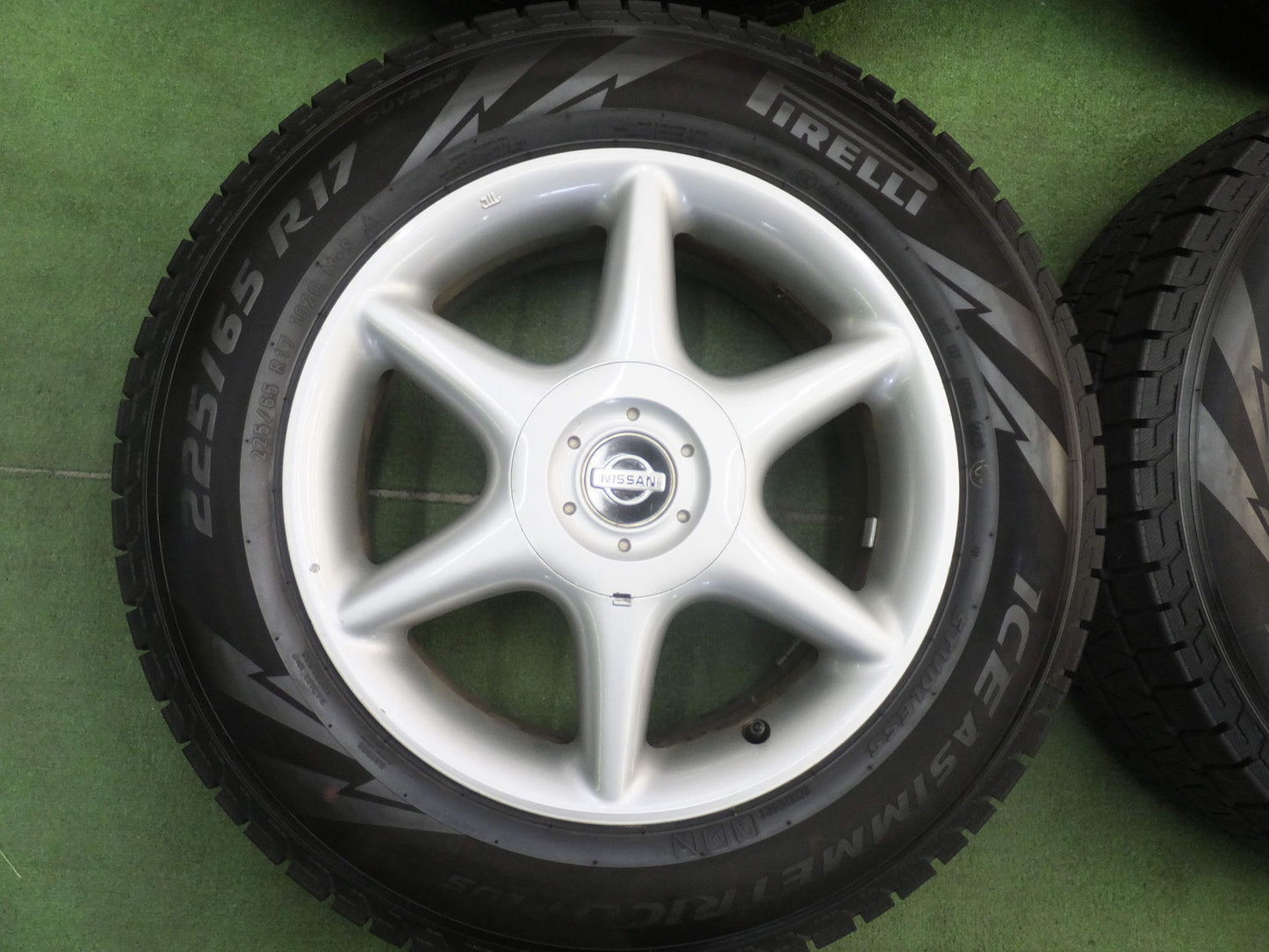 [送料無料]バリ溝！ほぼ10分★スタッドレス 日産 純正 225/65R17 ピレリ アイスアシンメトリコ プラス 17インチ★9011909スス