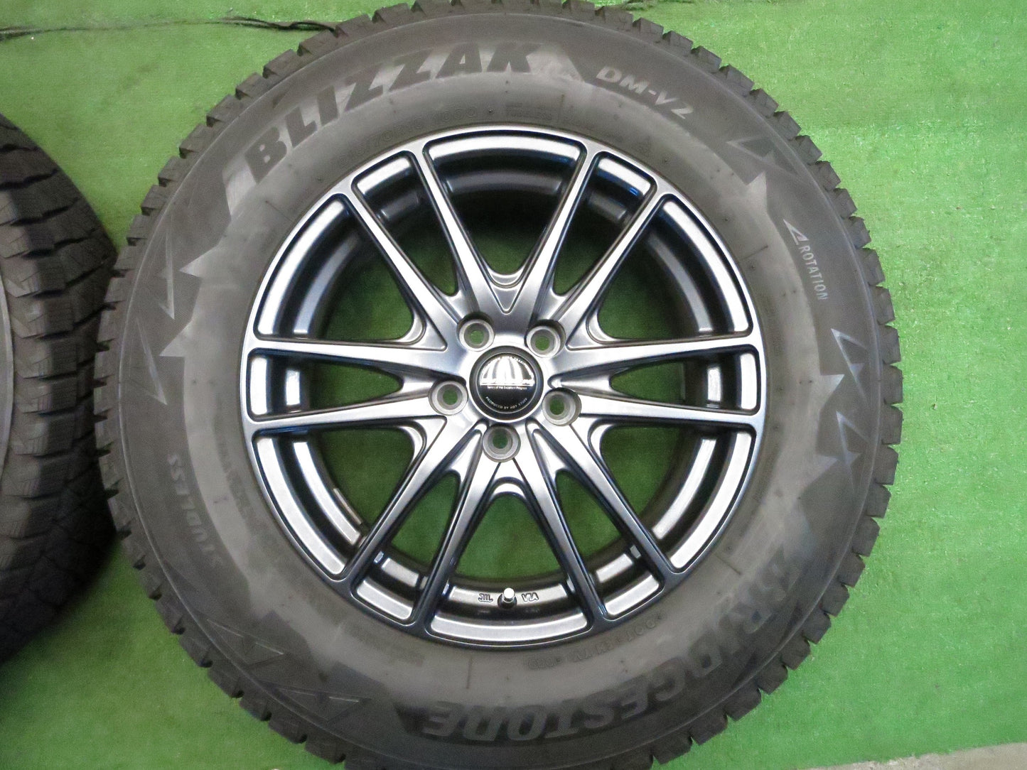 [送料無料]バリ溝！キレイ！9.5分★スタッドレス 215/70R16 ブリヂストン ブリザック DM-V2 WAREN ヴァーレン 16インチ PCD100/5H スバル XV 等★3013103Hス