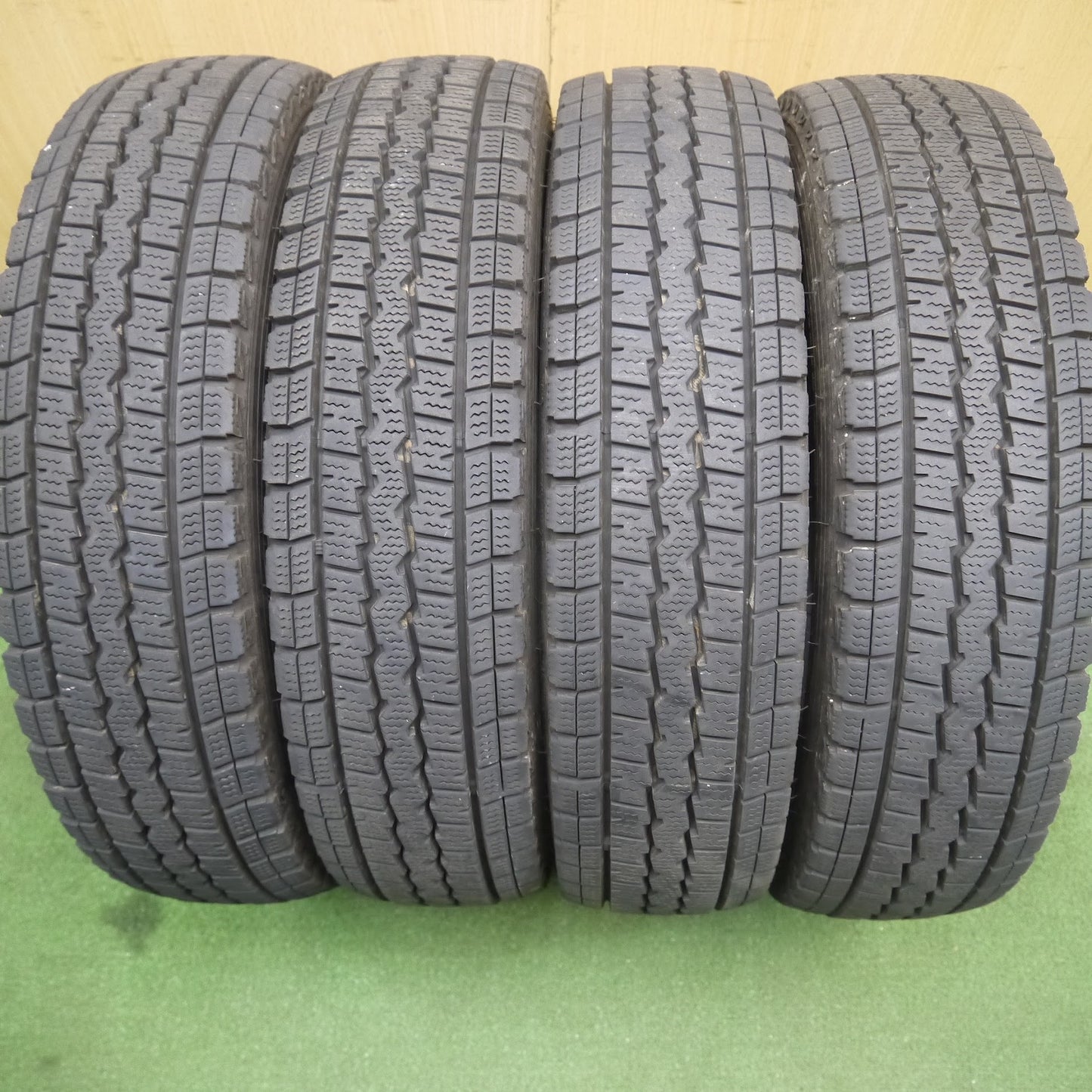 [送料無料]バリ溝！22年！9.5分★スタッドレス 145R12 6PR ダンロップ ウインターマックス SV01 タイヤ 12インチ 軽 トラック バン 等★3063001Hスタ