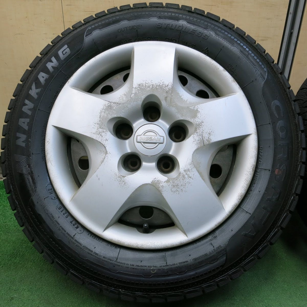 [送料無料]バリ溝！9.5分★日産 セレナ 純正 スチール 195/65R15 スタッドレス ナンカン CORSAFA 15インチ PCD114.3/5H★3100915イス
