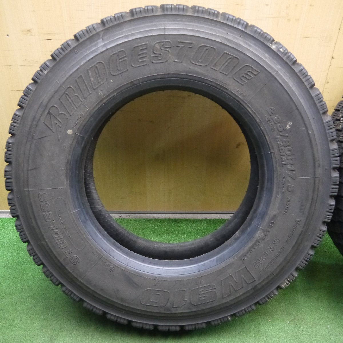[送料無料]2本価格！20年★★トラック 再生 タイヤ 225/80R17.5 123/122L スタッドレス ブリヂストン W910 ベース 17.5インチ★3040506クスタ