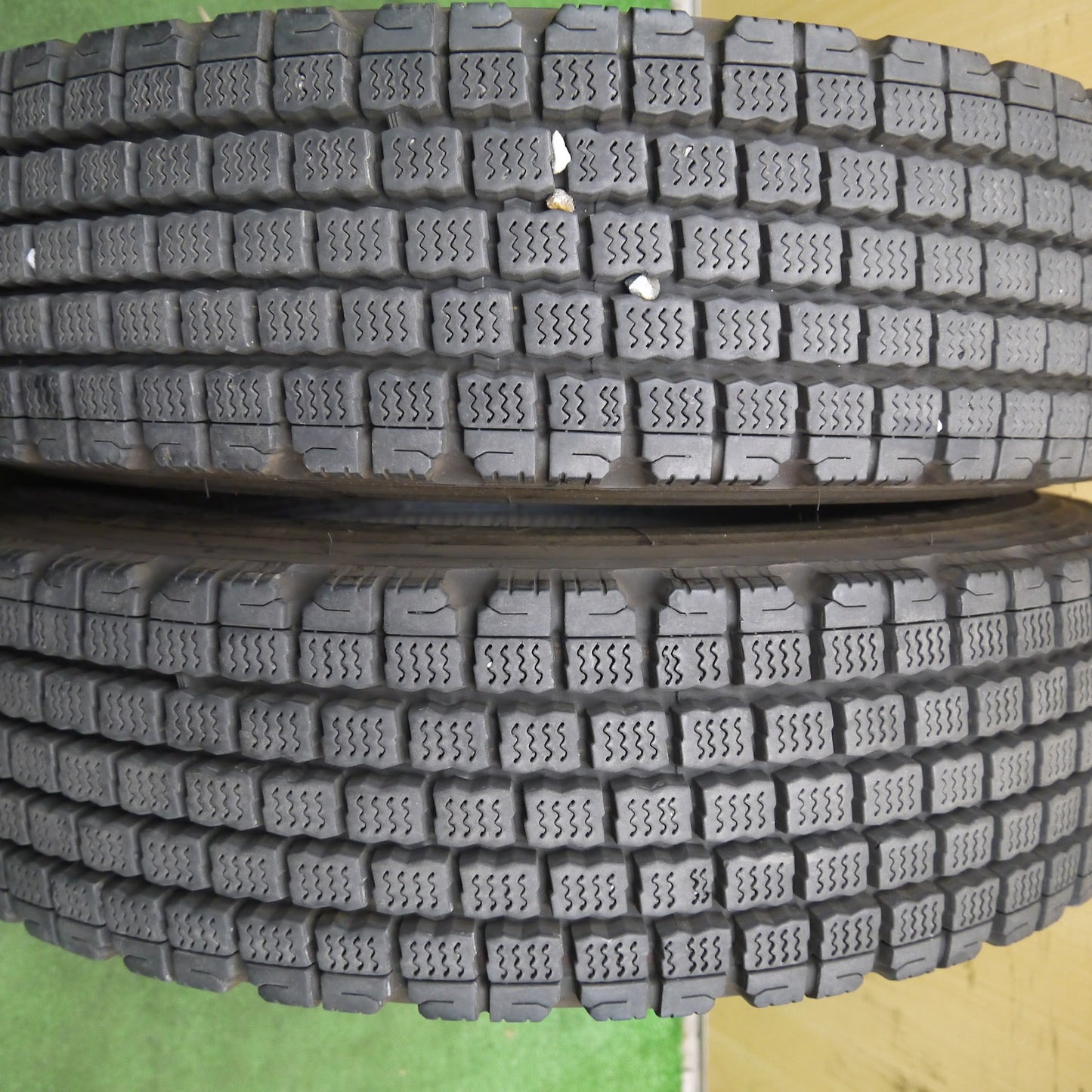 [送料無料]バリ溝！22年！9.5分★トラック タイヤ 225/80R17.5 123/122L スタッドレス ブリヂストン W910 17.5インチ★3041812クスタ