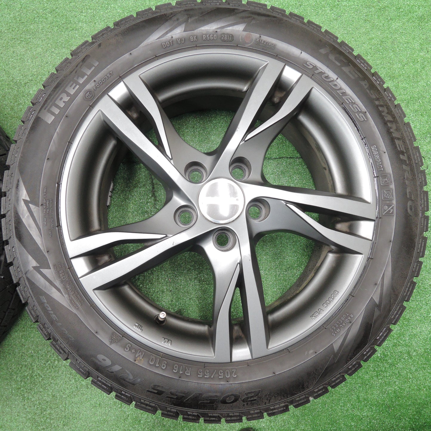 *送料無料*キレイ★ボルボ 等 MAK 205/55R16 スタッドレス ピレリ アイスアシンメトリコ 16インチ PCD108/5H★3122707NJス