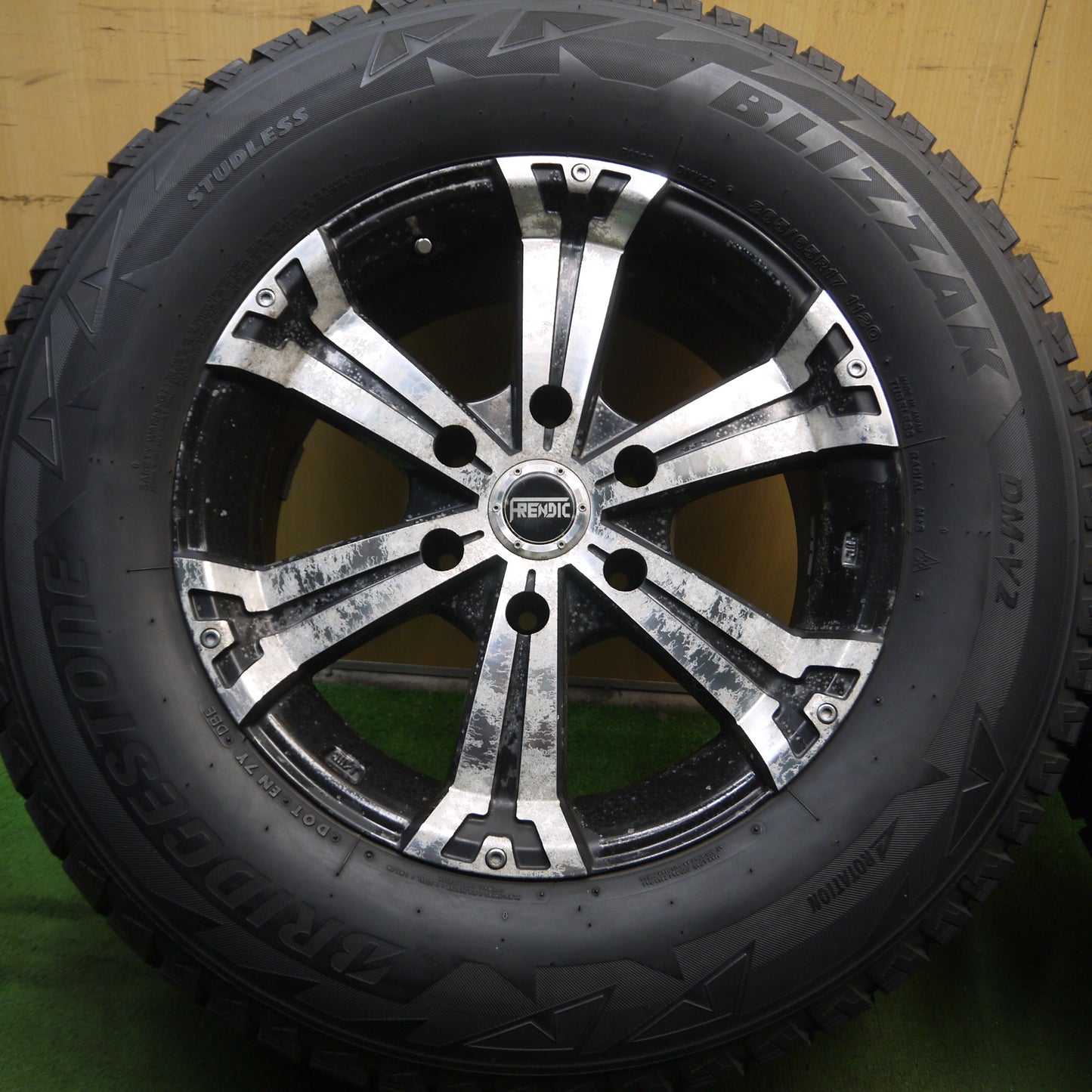 *送料無料*バリ溝！9分★スタッドレス 265/65R17 ブリヂストン ブリザック DM-V2 FRENDIC 17インチ PCD139.7/6H★3122206Hス