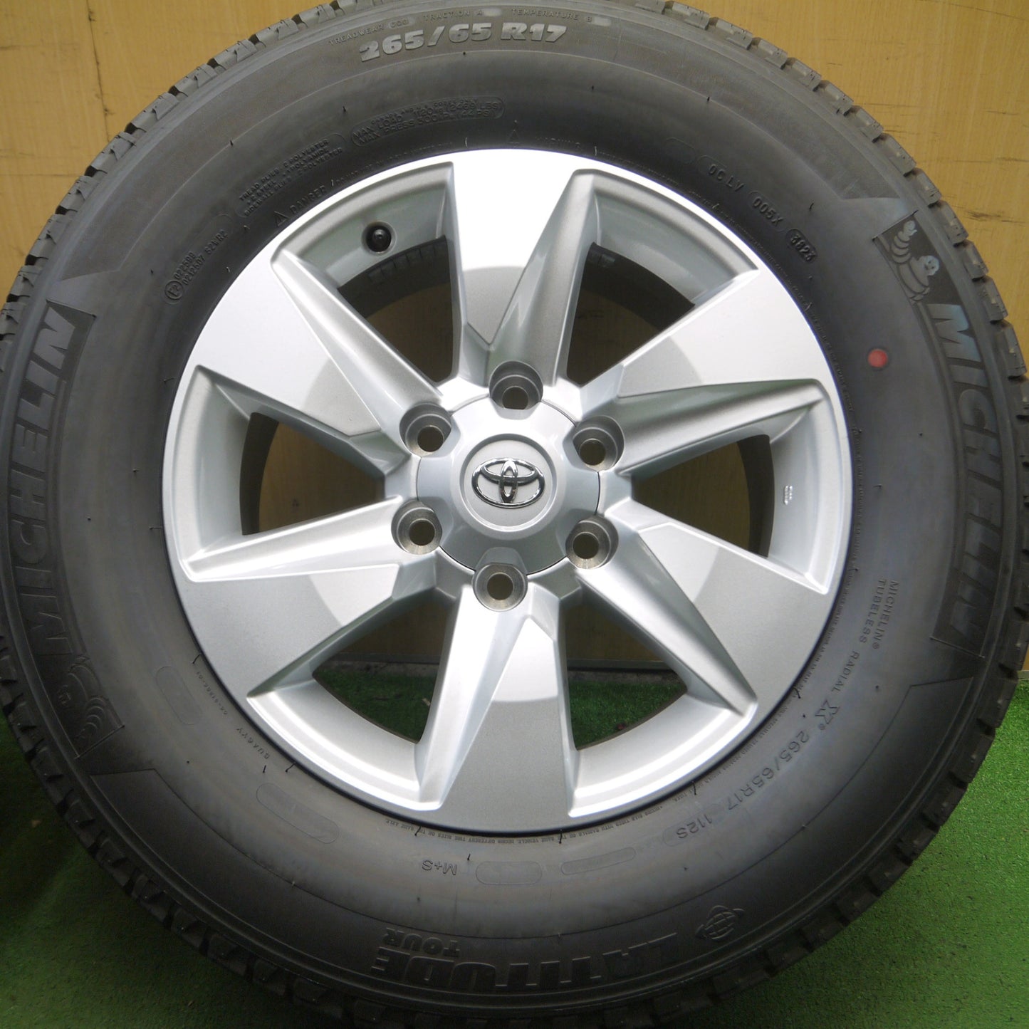 *送料無料* 新車外し！23年★トヨタ 150系 ランクル プラド 純正 265/65R17 ミシュラン LATITUDE TOUR 17インチ PCD139.7/6H★4022111Hノ