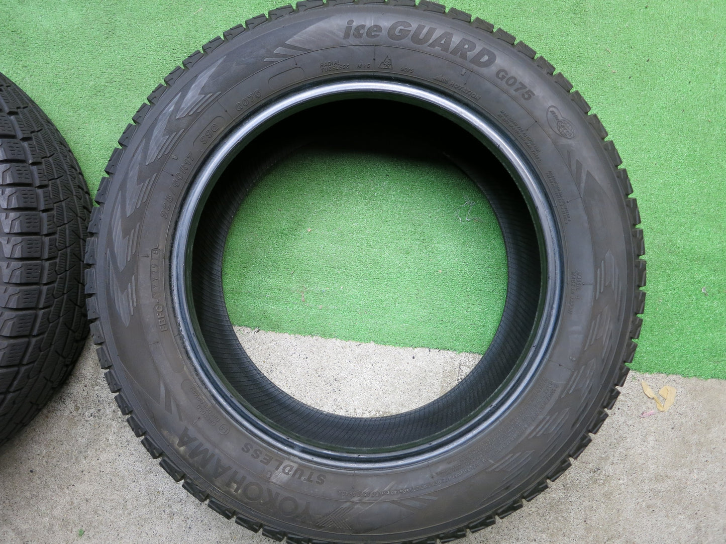 [送料無料]バリ溝！18年！8.5分★スタッドレス 225/60R17 ヨコハマ アイスガード G075 タイヤ 17インチ アルファード RAV4 ハリアー エルグランド等★★2112203Hスタ