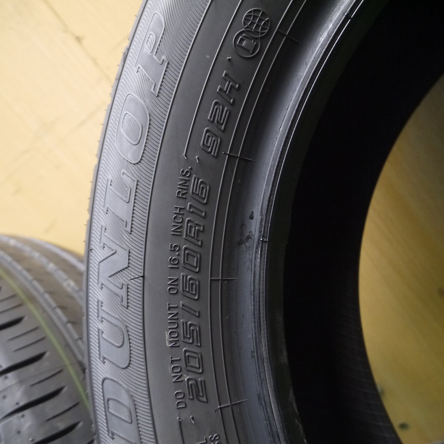 *送料無料*新車外し！23年★205/60R16 ダンロップ エナセーブ EC300+ タイヤ 16インチ ノア ヴォクシー 等★3121209Hノタ