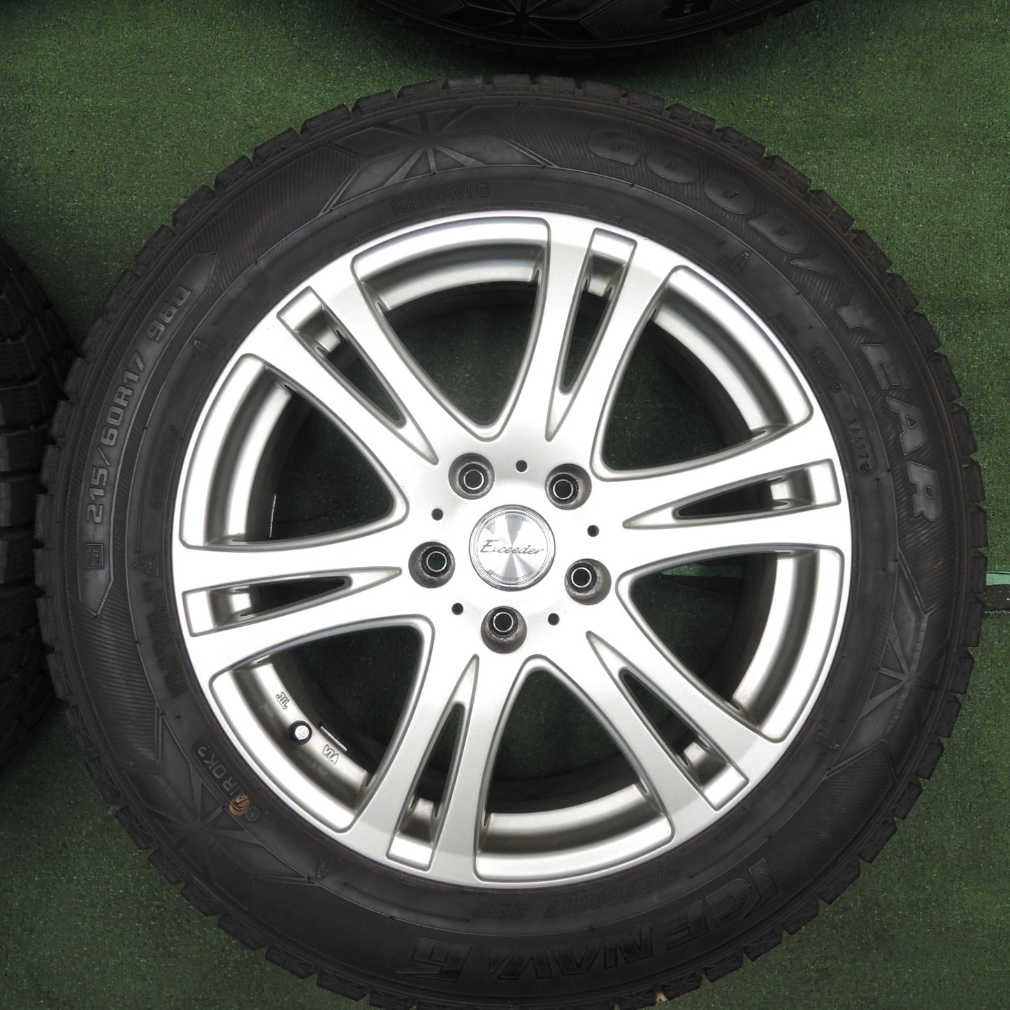 *送料無料* 超バリ溝！キレイ！9.5分以上★スタッドレス 215/60R17 グッドイヤー アイスナビ6 Exceeder エクシーダー 17インチ PCD114.3/5H★4030603TNス