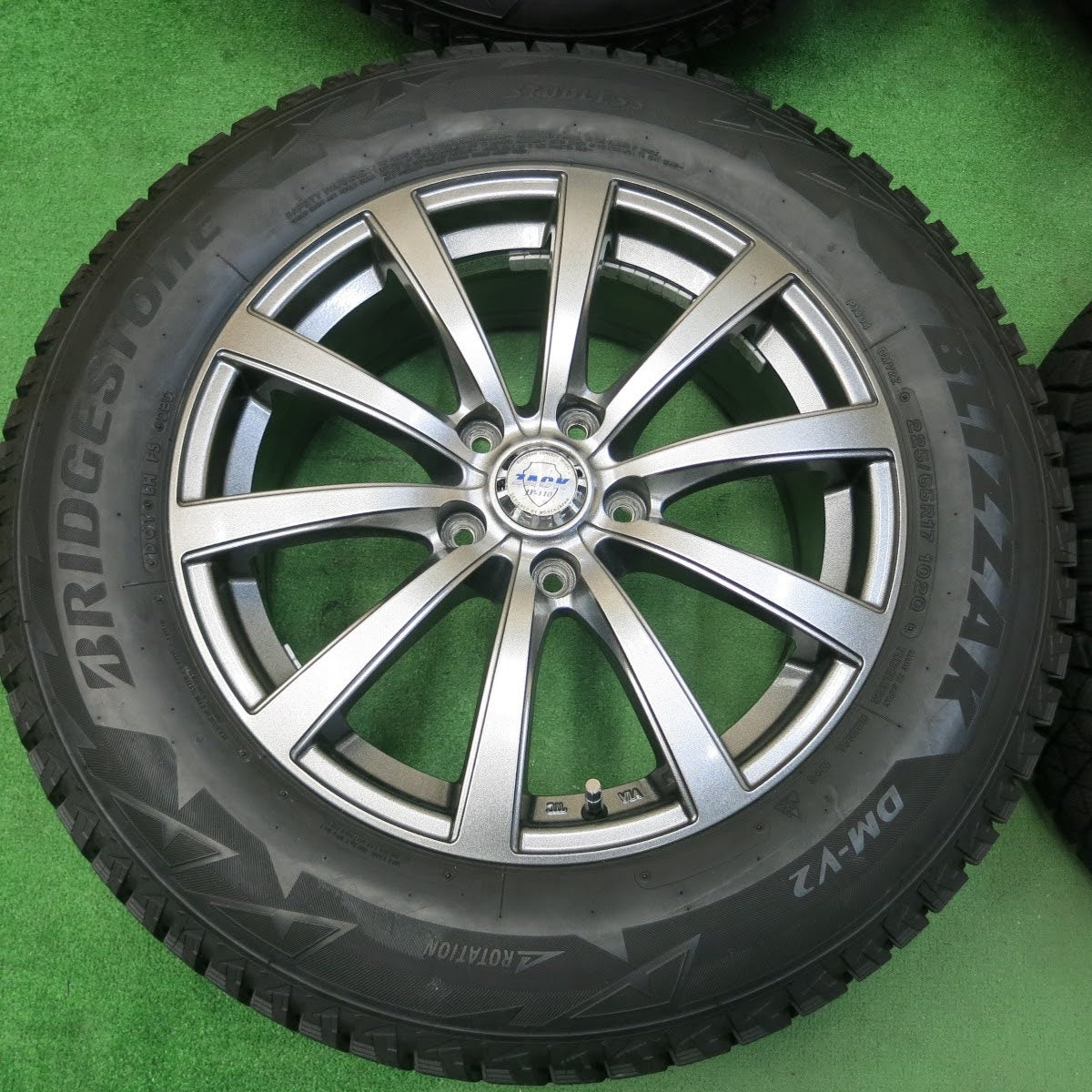 [送料無料]バリ溝！キレイ！9.5分★スタッドレス 225/65R17 ブリヂストン ブリザック DM-V2 ZACK JP-110 MONZA ザック 17インチ PCD114.3/5H★3061303イス