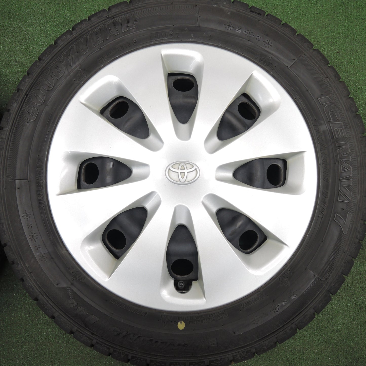 *送料無料* バリ溝！20年！キレイ！9分★トヨタ アクア 純正 スチール 175/65R15 スタッドレス グッドイヤー アイスナビ7 15インチ PCD100/4H★4022506HAス