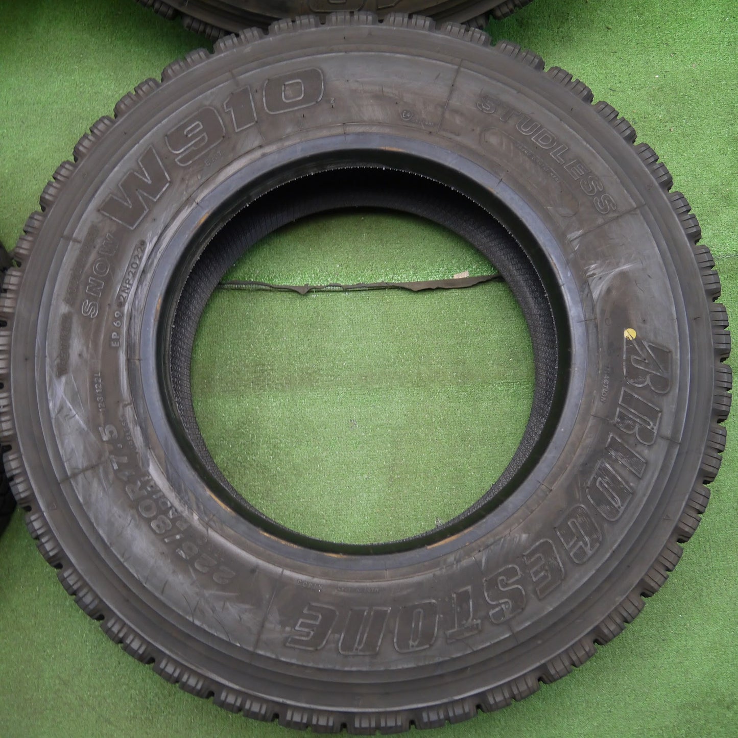 [送料無料]バリ溝！22年！9分★トラック タイヤ 225/80R17.5 123/122L スタッドレス ブリヂストン W910 17.5インチ★3041108クスタ