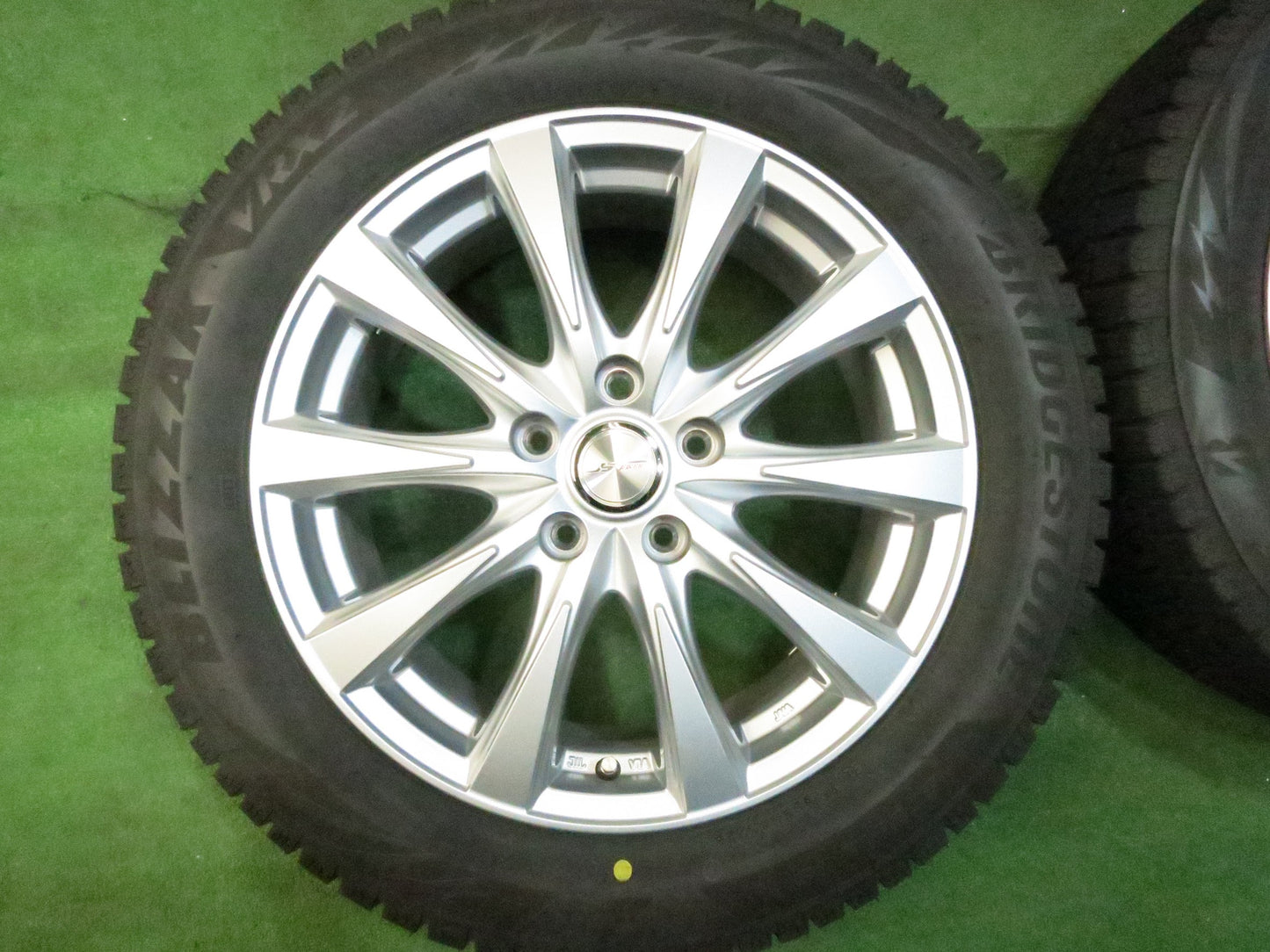 [送料無料]超バリ溝！22年！キレイ！9.5分以上★スタッドレス 215/55R17 ブリヂストン ブリザック VRX2 JOKER ジョーカー 17インチ PCD114.3/5H★3030108Hス
