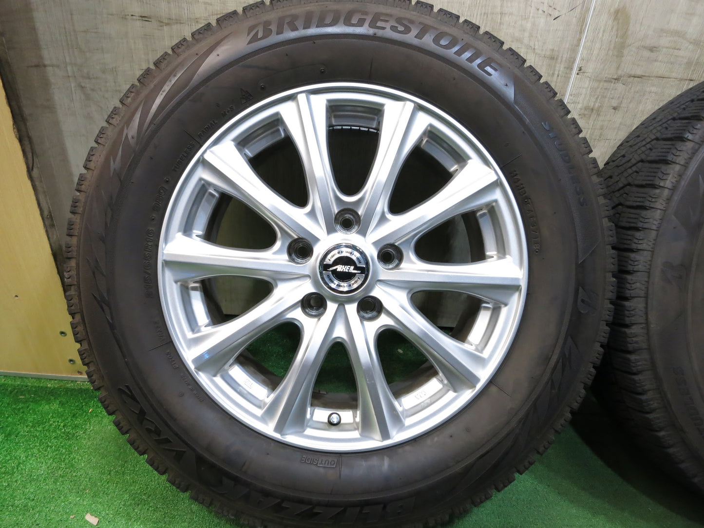 [送料無料]バリ溝！18年！綺麗！8.5分★スタッドレス 215/65R16 ブリヂストン ブリザック VRX2 AXEL weds アクセル 16インチ PCD114.3/5H★2111611Hス