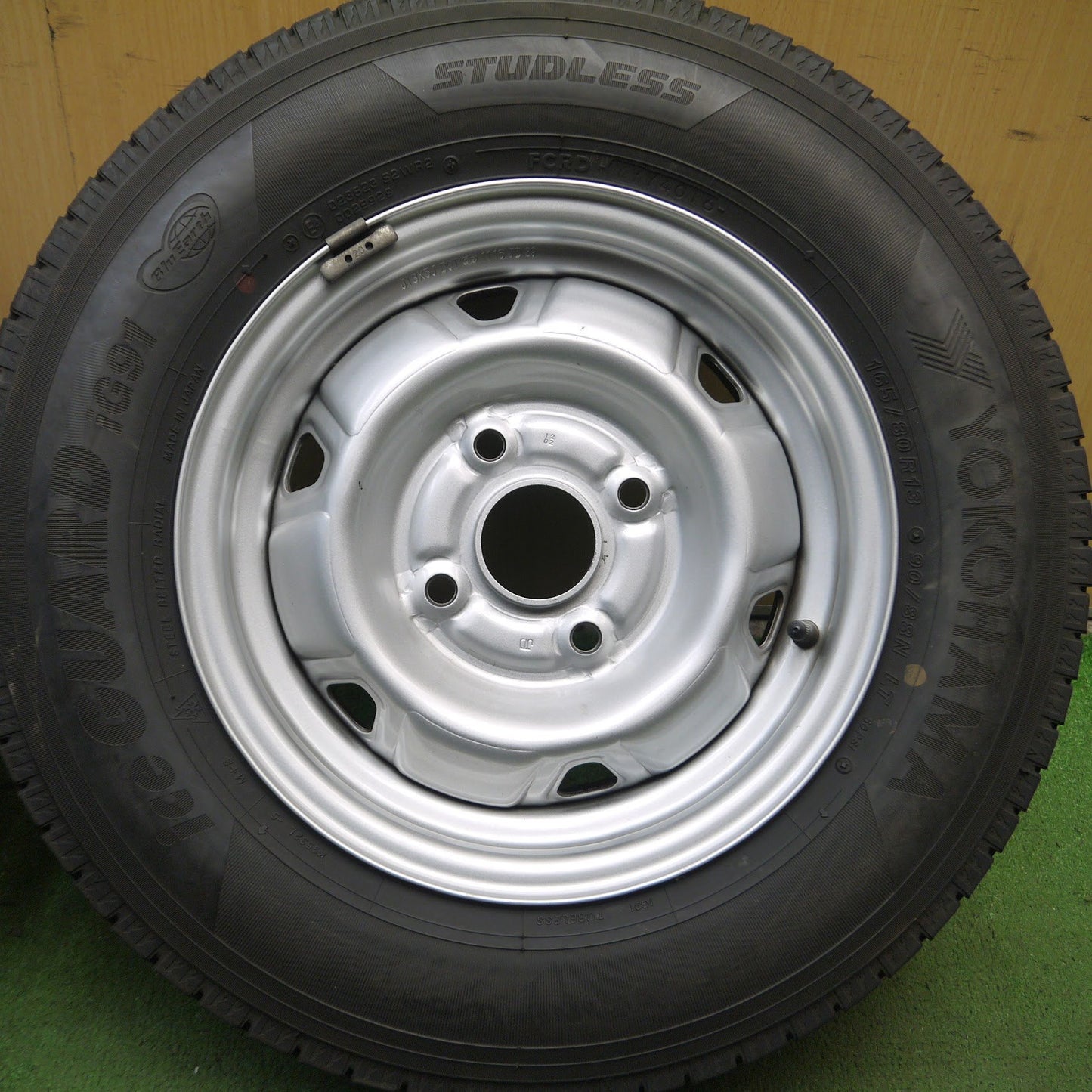 [送料無料]バリ溝！キレイ！9.5分★スタッドレス 165/80R13 90/88N ヨコハマ アイスガード iG91 スチール PCD114.3/4H★3111707Hス