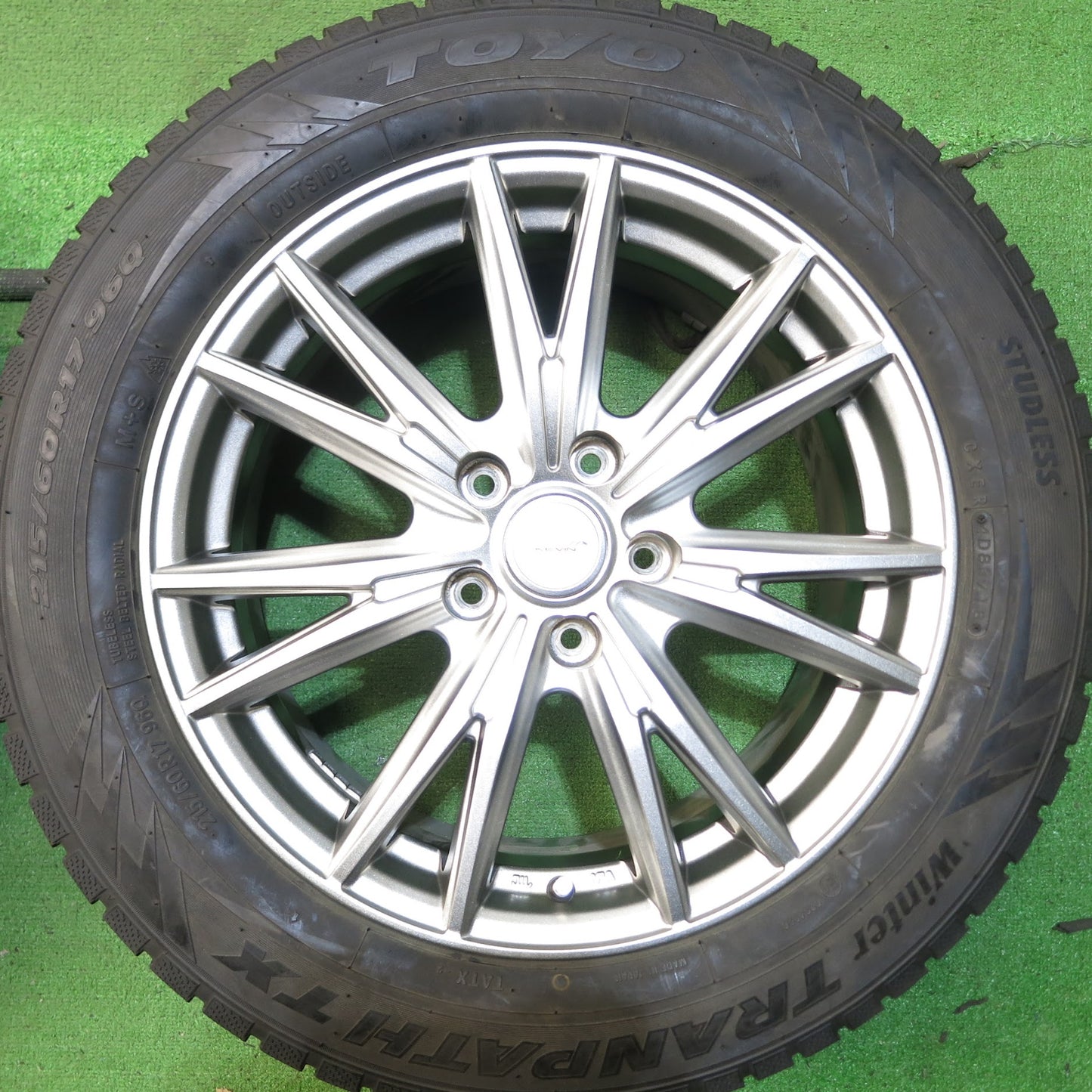 [送料無料]バリ溝！キレイ！9分★スタッドレス 215/60R17 トーヨー ウインター トランパス TX VELVA KEVIN weds ヴェルヴァ 17インチ PCD114.3/5H★3061207Hス
