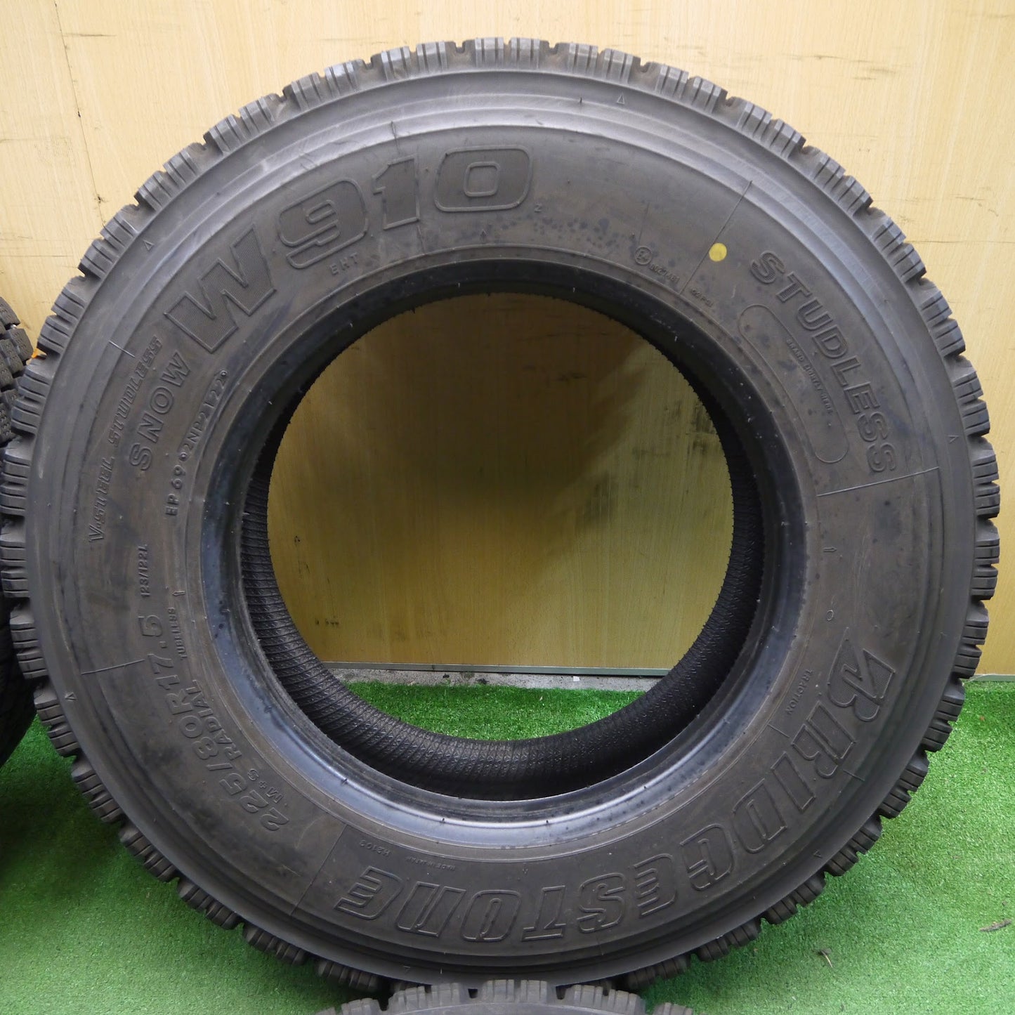 [送料無料]バリ溝！22年！8.5分★トラック タイヤ 225/80R17.5 123/122L スタッドレス ブリヂストン W910 17.5インチ★3041801クスタ