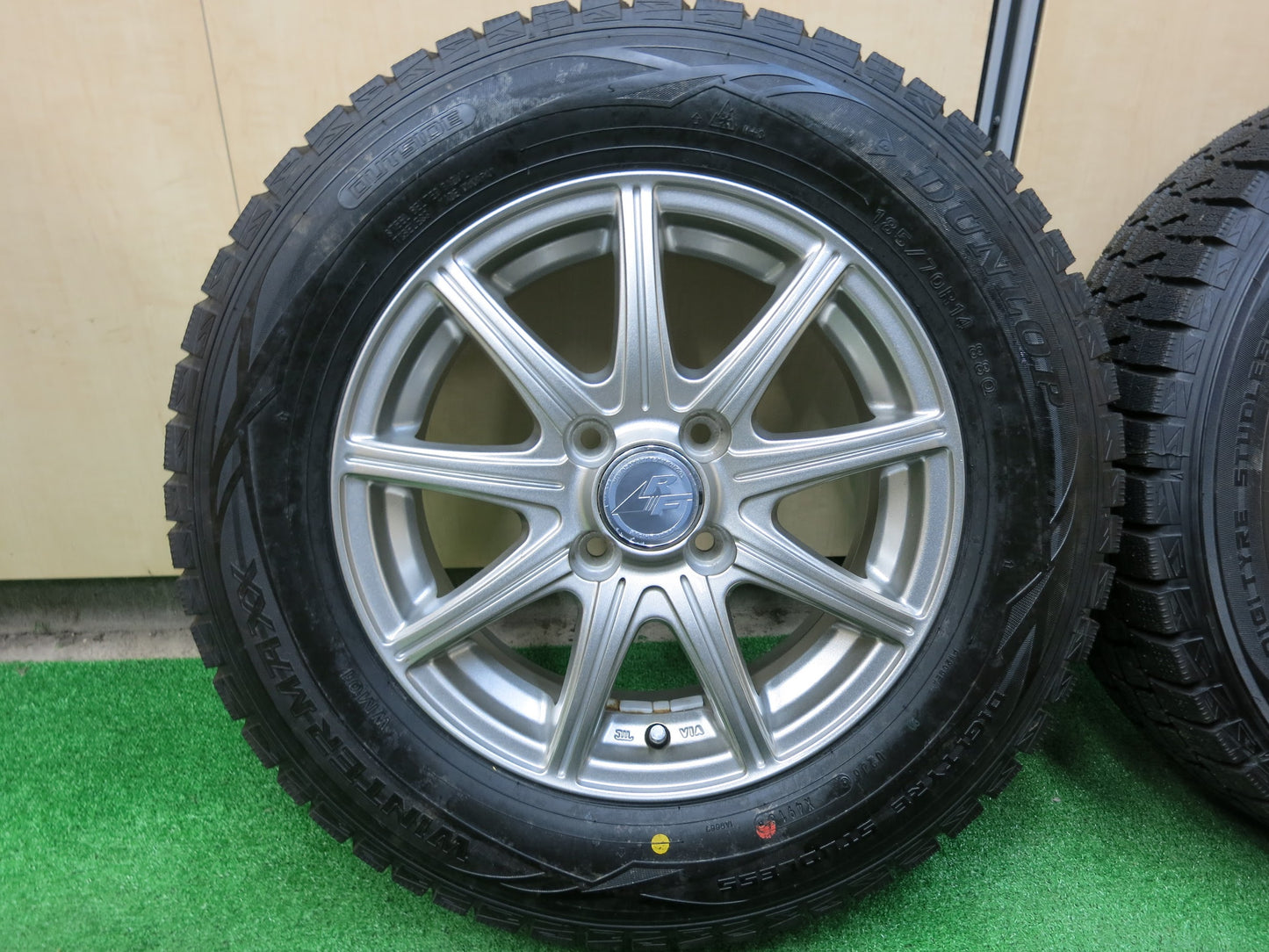 [送料無料]タイヤほぼ未使用！キレイ★スタッドレス 185/70R14 ダンロップ ウインターマックス WM01 RACING FORCE RF 14インチ PCD100/4H★2122808ヒス