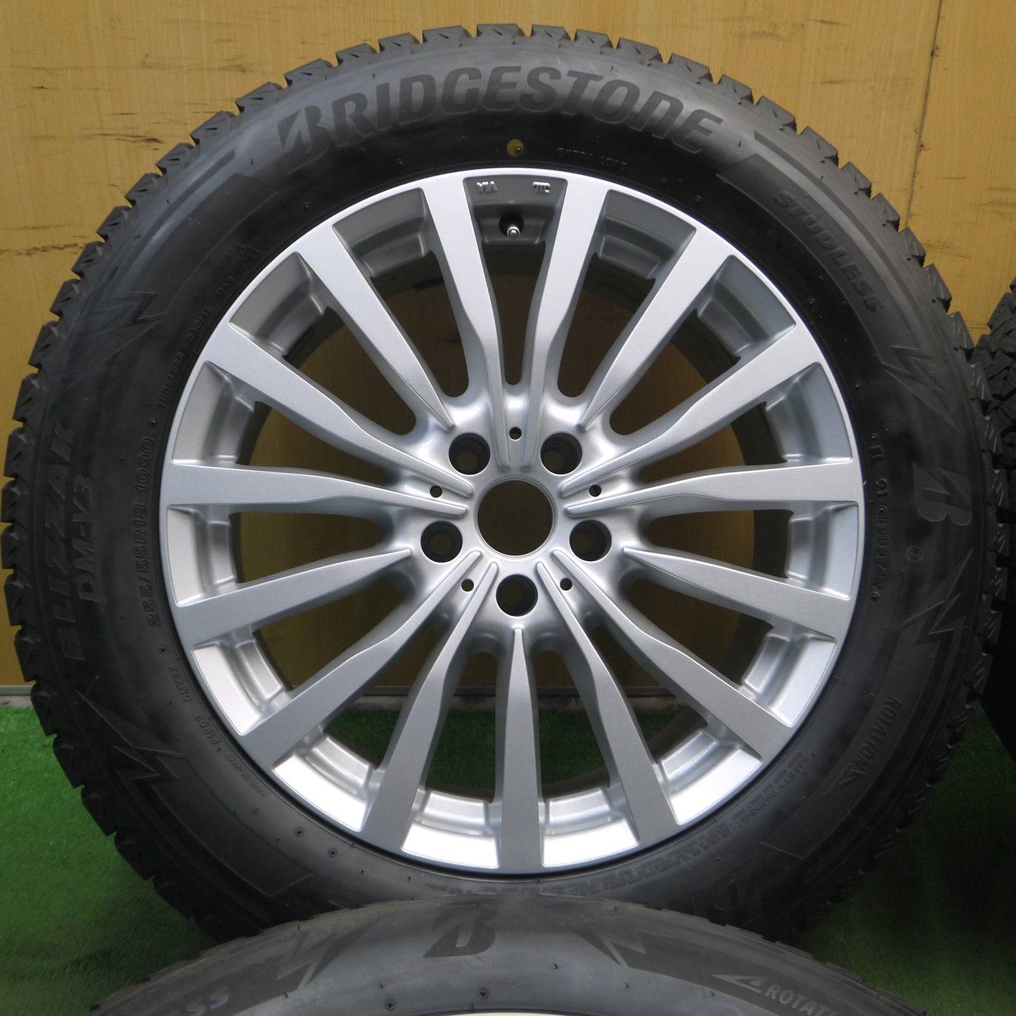 *送料無料*バリ溝！キレイ！9.5分★ベンツ 等 MAK 255/55R18 スタッドレス ブリヂストン ブリザック DM-V3 18インチ PCD112/5H★4011304クス