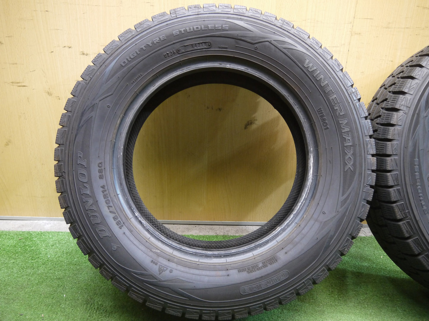 [送料無料]バリ溝！18年！9.5分★スタッドレス 185/70R14 ダンロップ ウインターマックス WM01 タイヤ 14インチ ノート ティーダ フリード 等★2070210ヤスタ