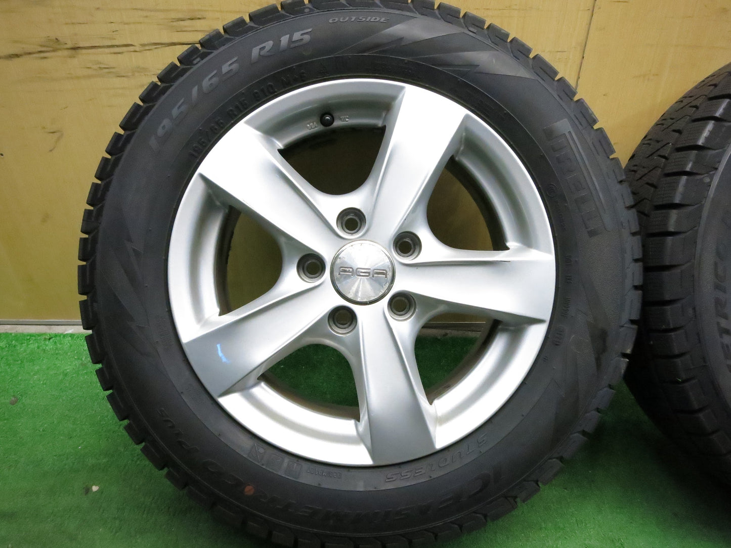 [送料無料]バリ溝！21年！ほぼ10分★ワーゲン 等 AGA 195/65R15 スタッドレス ピレリ アイスアシンメトリコ プラス 15インチ PCD112/5H★2121602Hス