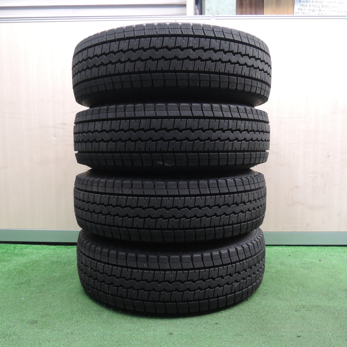 *送料無料*超バリ溝！22年！キレイ！ほぼ10分★ハイエース 等 195/80R15 スタッドレス ダンロップ ウインターマックス SV01 BISON バイソン PCD139.7/6H★3112101NJス