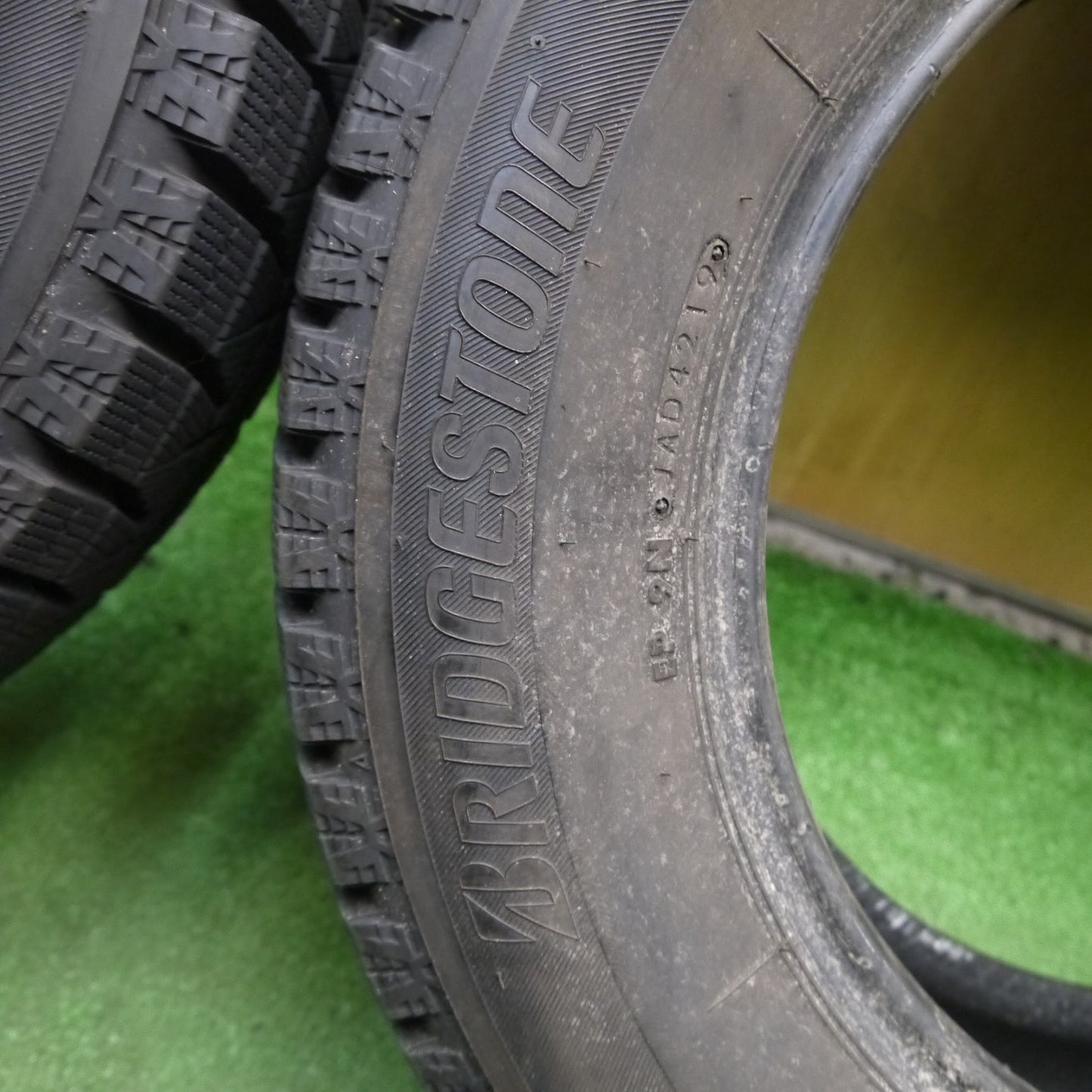 [送料無料]バリ溝！19年！9.5分★スタッドレス 195/65R15 ブリヂストン アイスパートナー2 タイヤ 15インチ ノア ヴォクシー プリウス 等★3090105Hスタ
