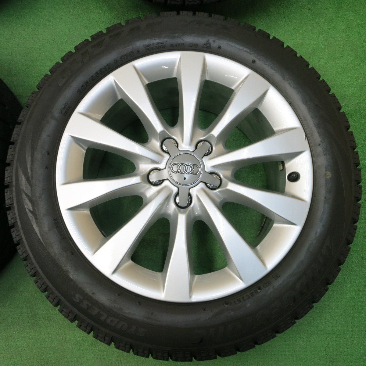 *送料無料* バリ溝！キレイ！8.5分★アウディ A6 純正 225/55R17 スタッドレス ブリヂストン ブリザック VRX 17インチ PCD112/5H★4030802イス